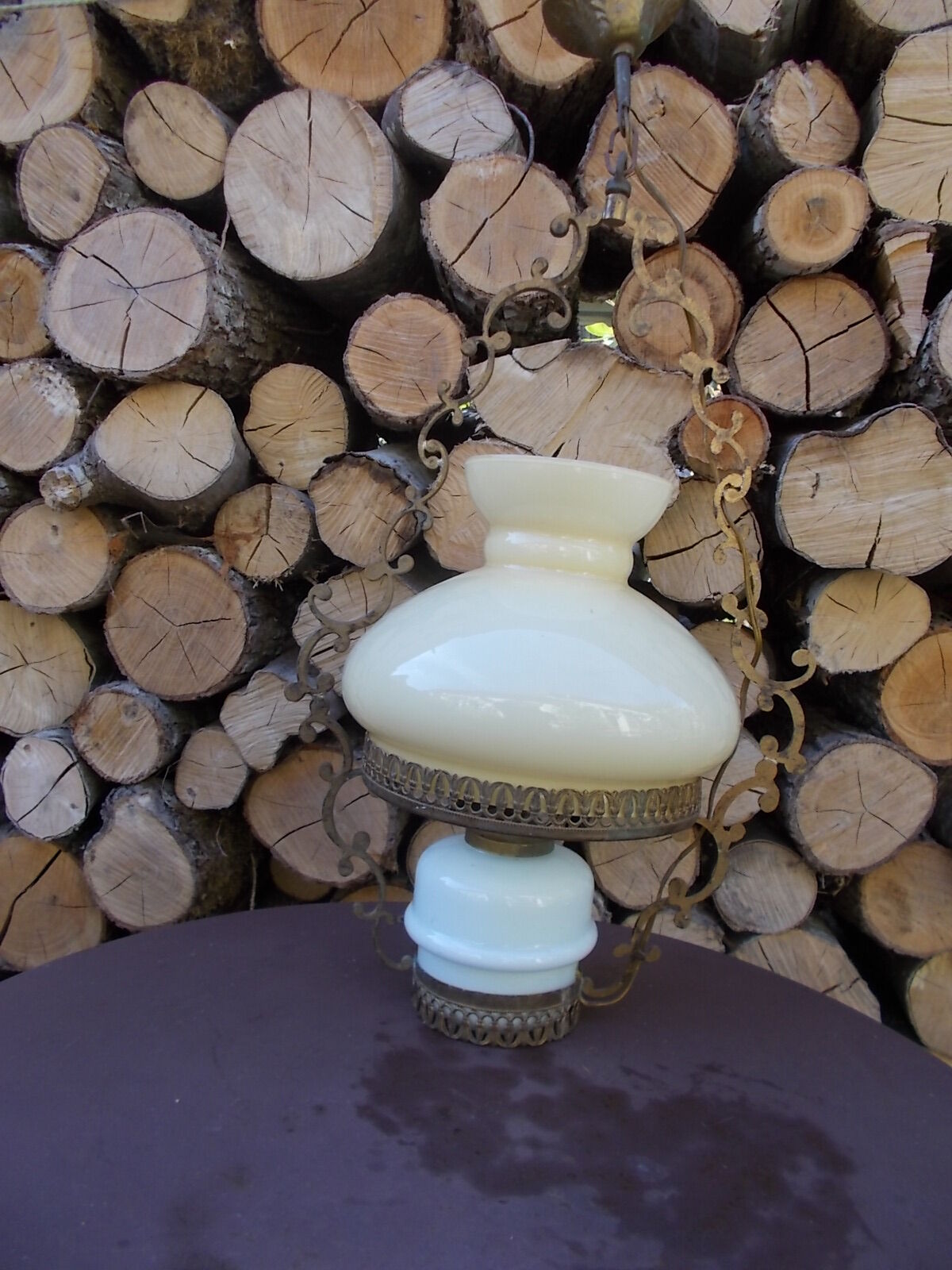 Suspension in white opaline