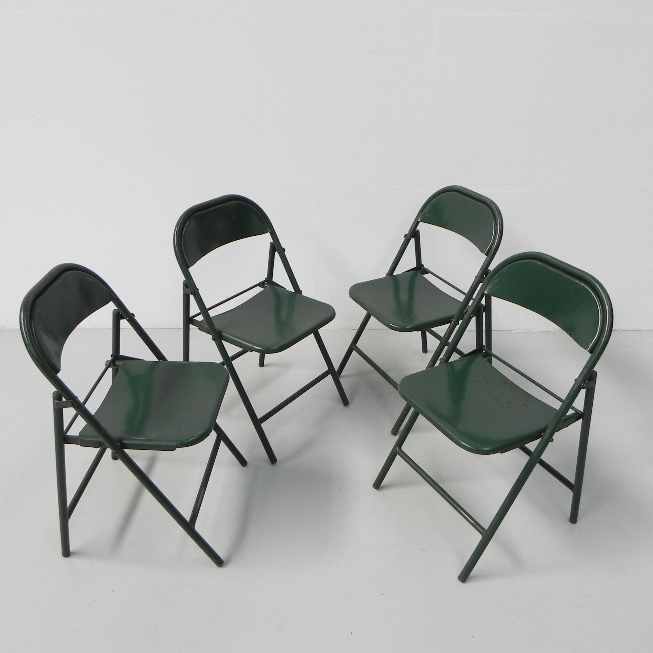 https://tiltvintagedesign.com/gb/furniture/3926-set-of-4-industrial-steel-folding-chairs-du-al-dare-