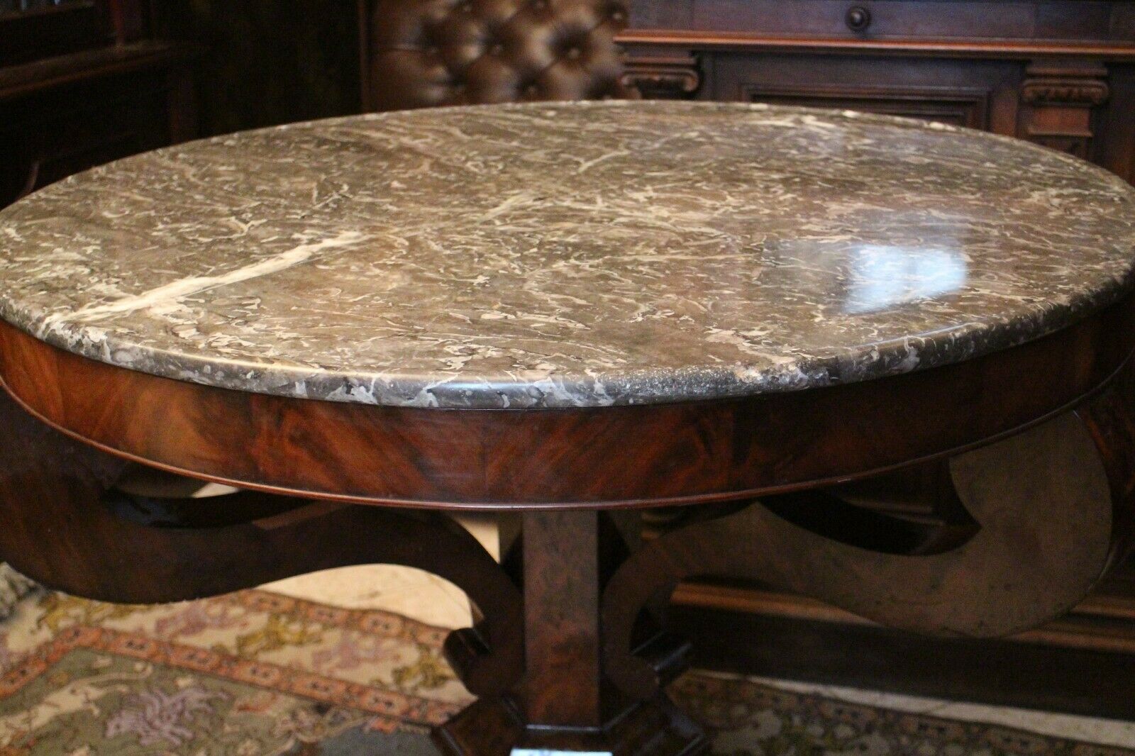 Guéridon en acajou coiffé d'un plateau de marbre d'époque Restauration