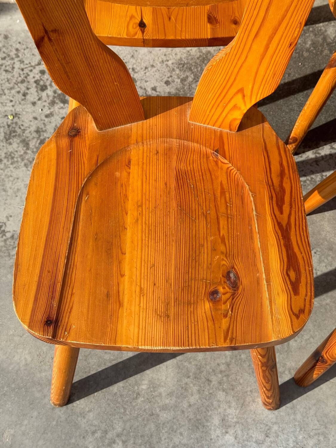 Set of 8 pine chairs in the Les Arcs design style by Charlotte Perriand from the 1970s.