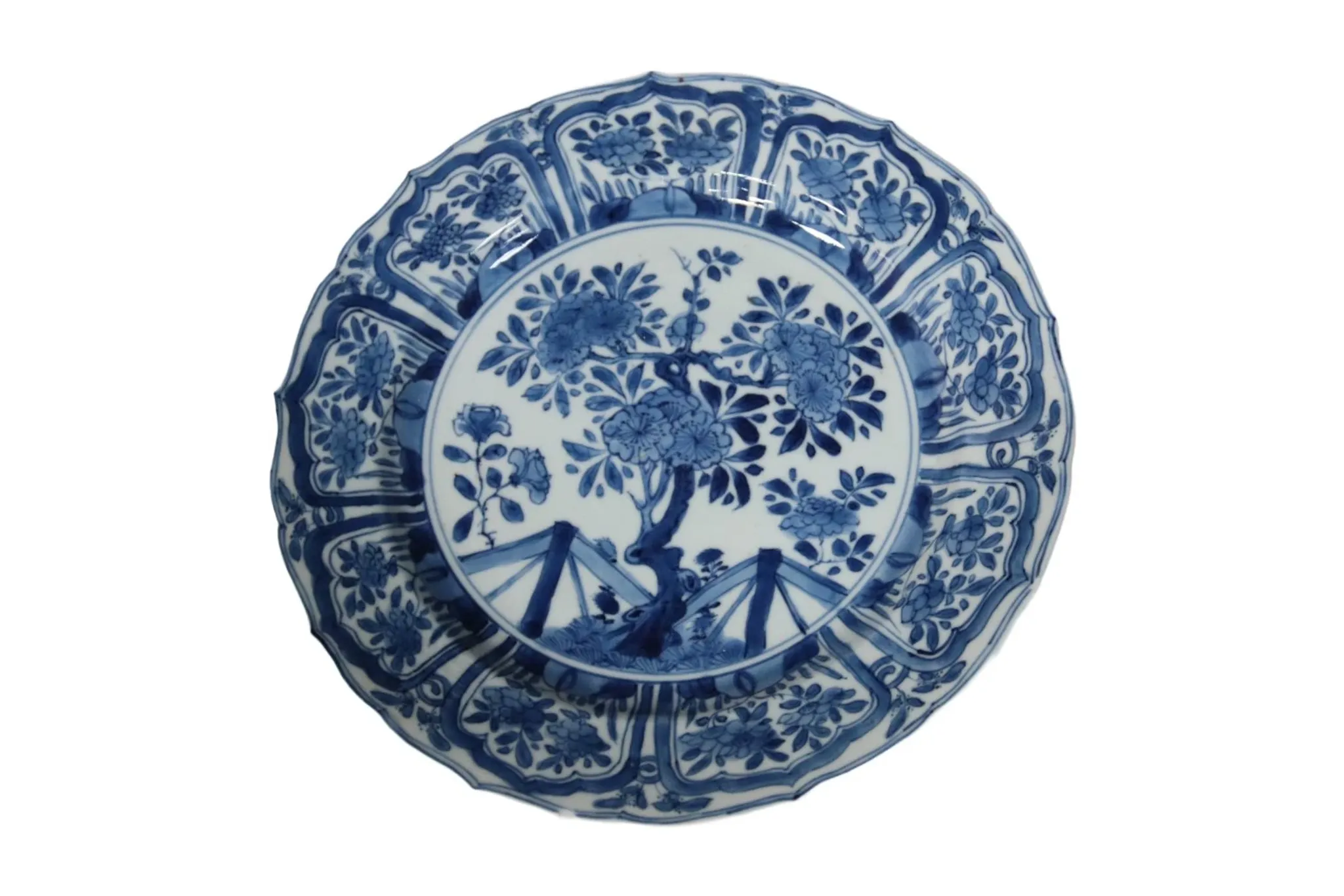 Chinese lobed dish with peony tree and fence – Kangxi, c.1700–1720