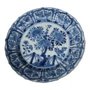 Chinese lobed dish with peony tree and fence – Kangxi, c.1700–1720