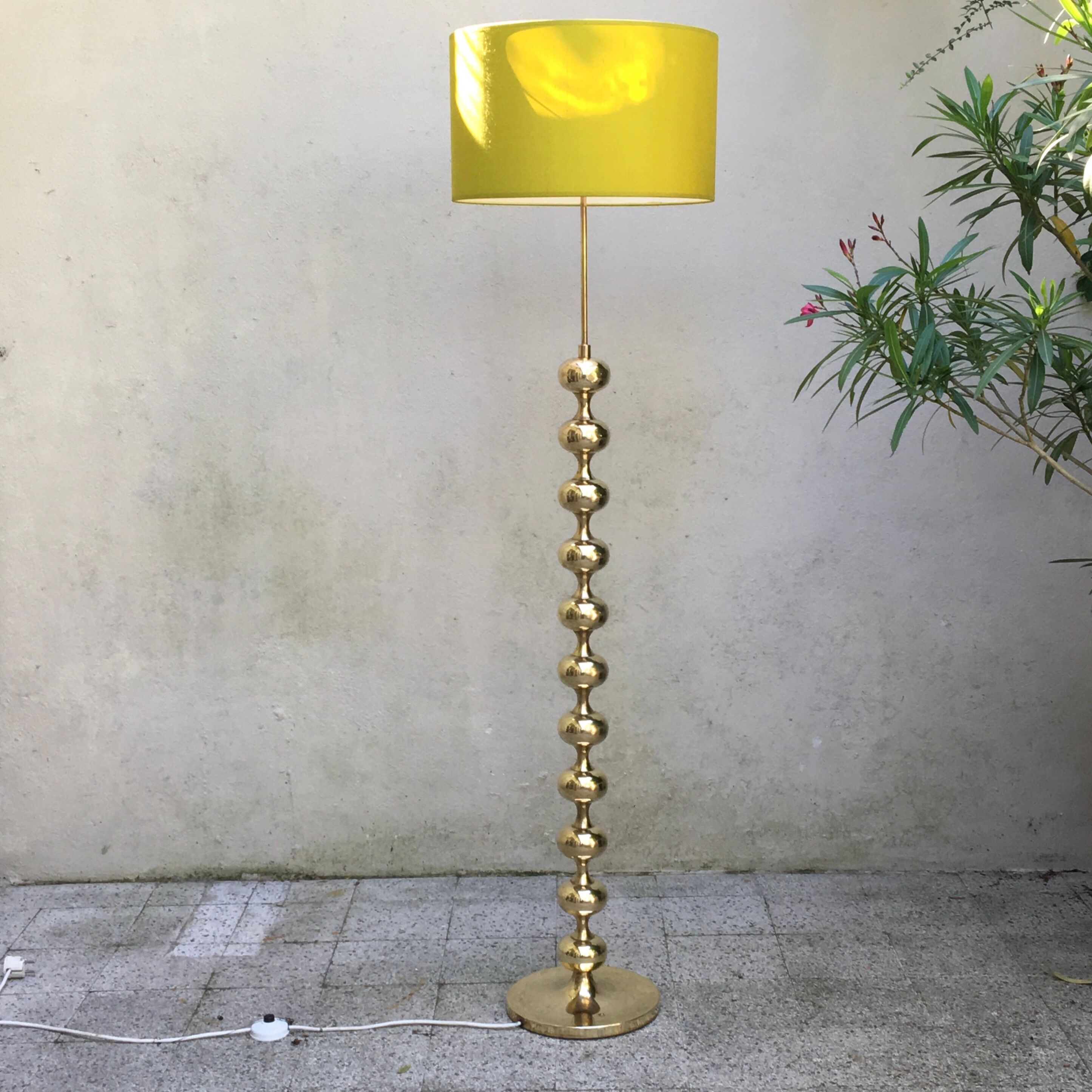 Vintage floor lamp in brass balls