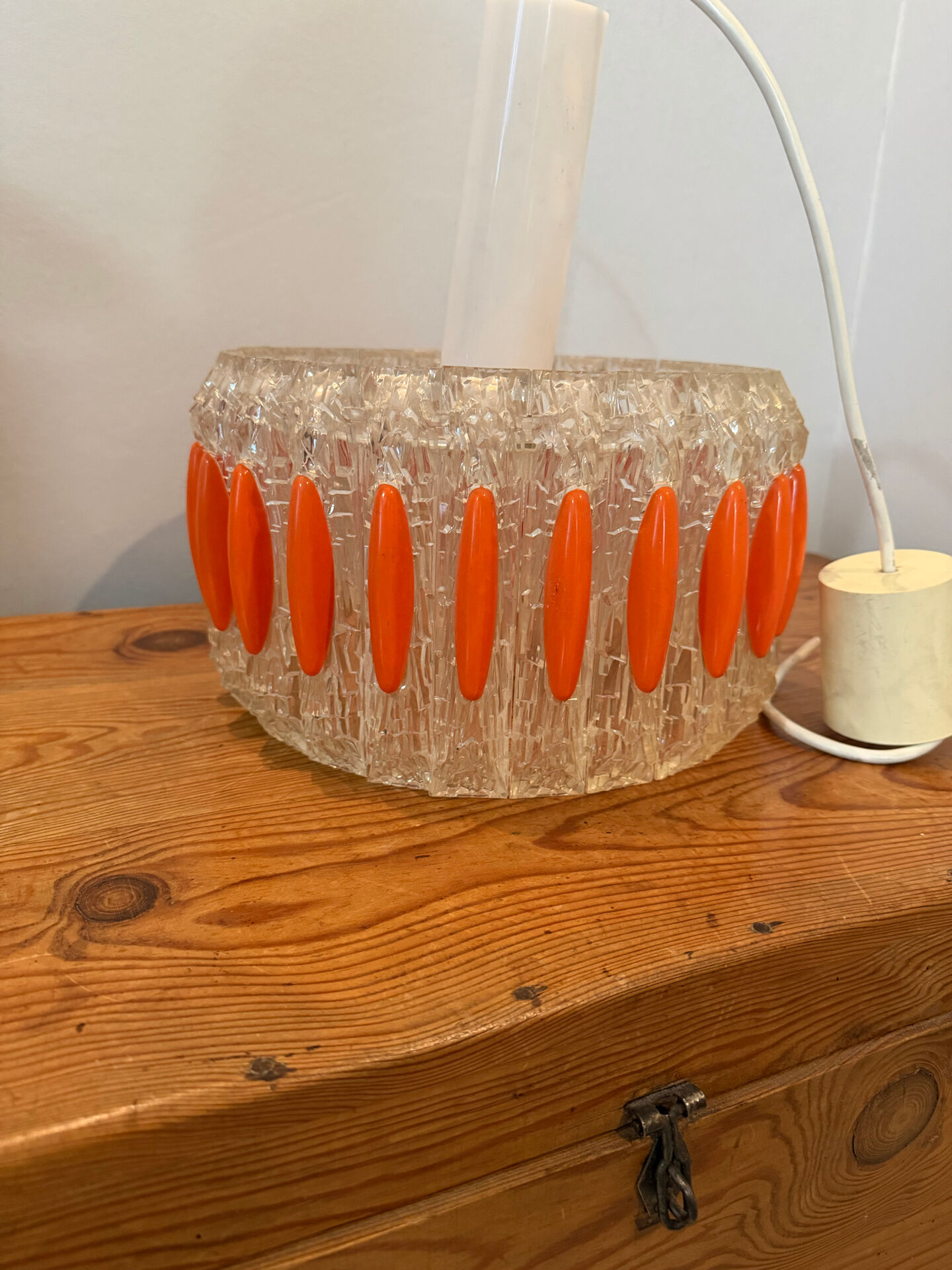 Suspension design Space age in transparent plastic and vintage orange.