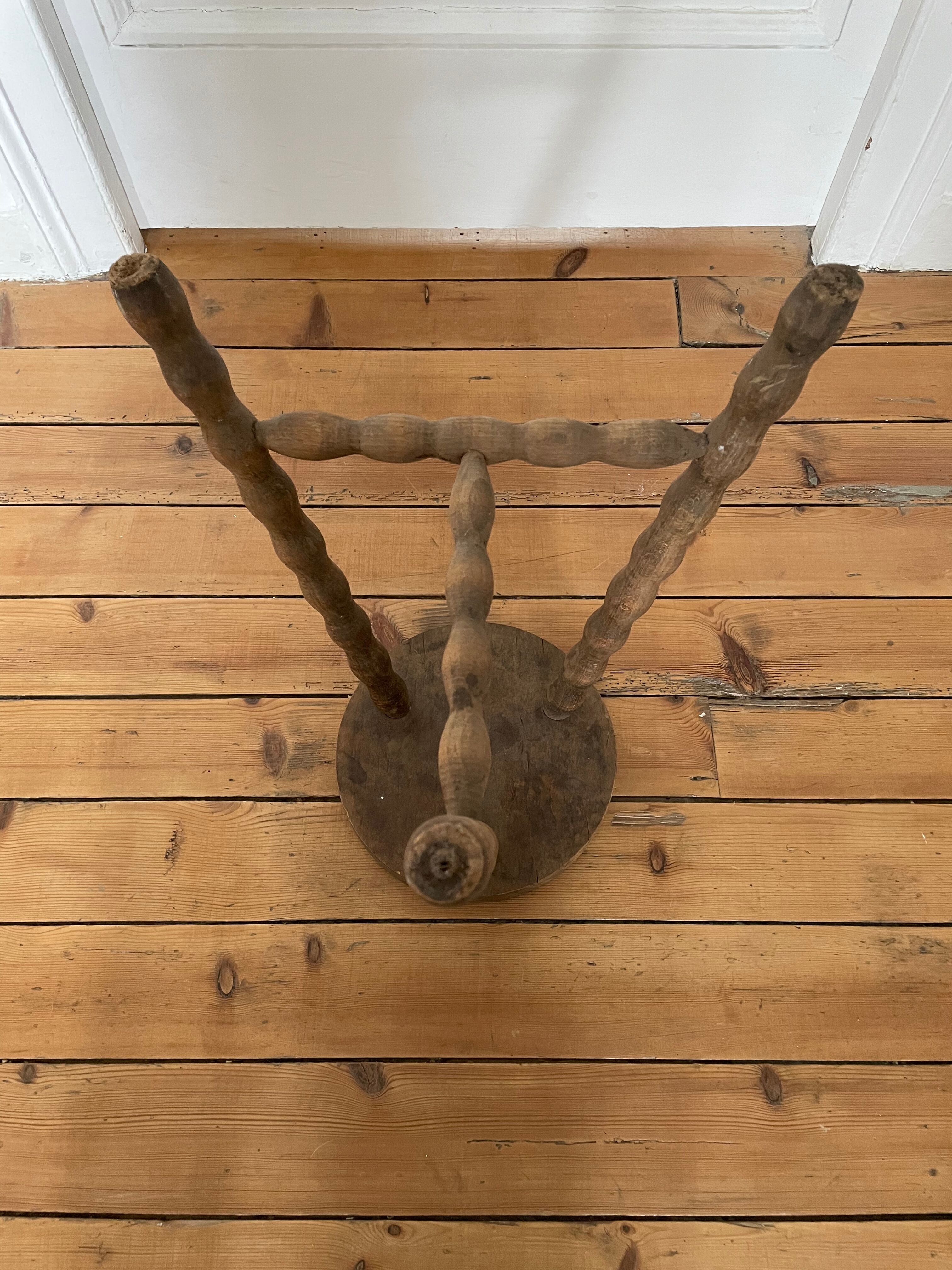 Tripod stool in solid wood, feet turned