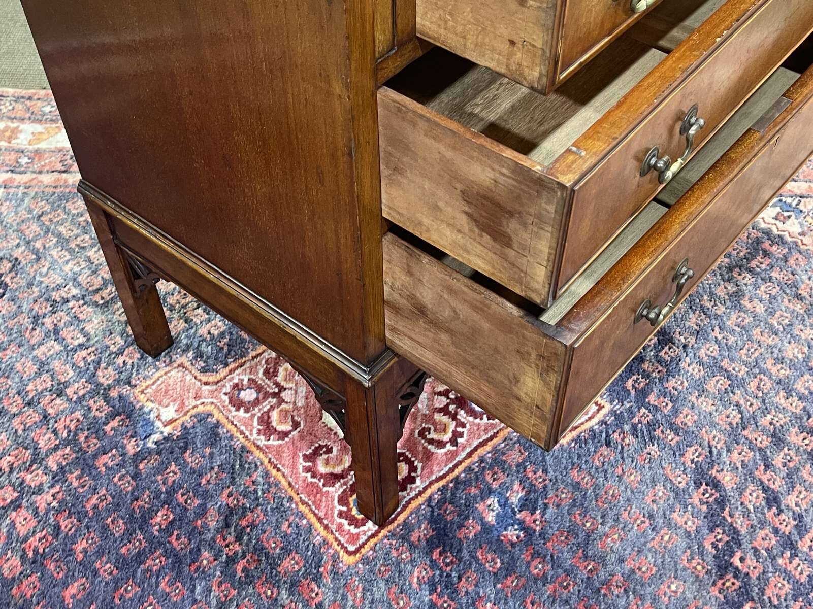 Bureau dos d'âne anglais en acajou des années 1930