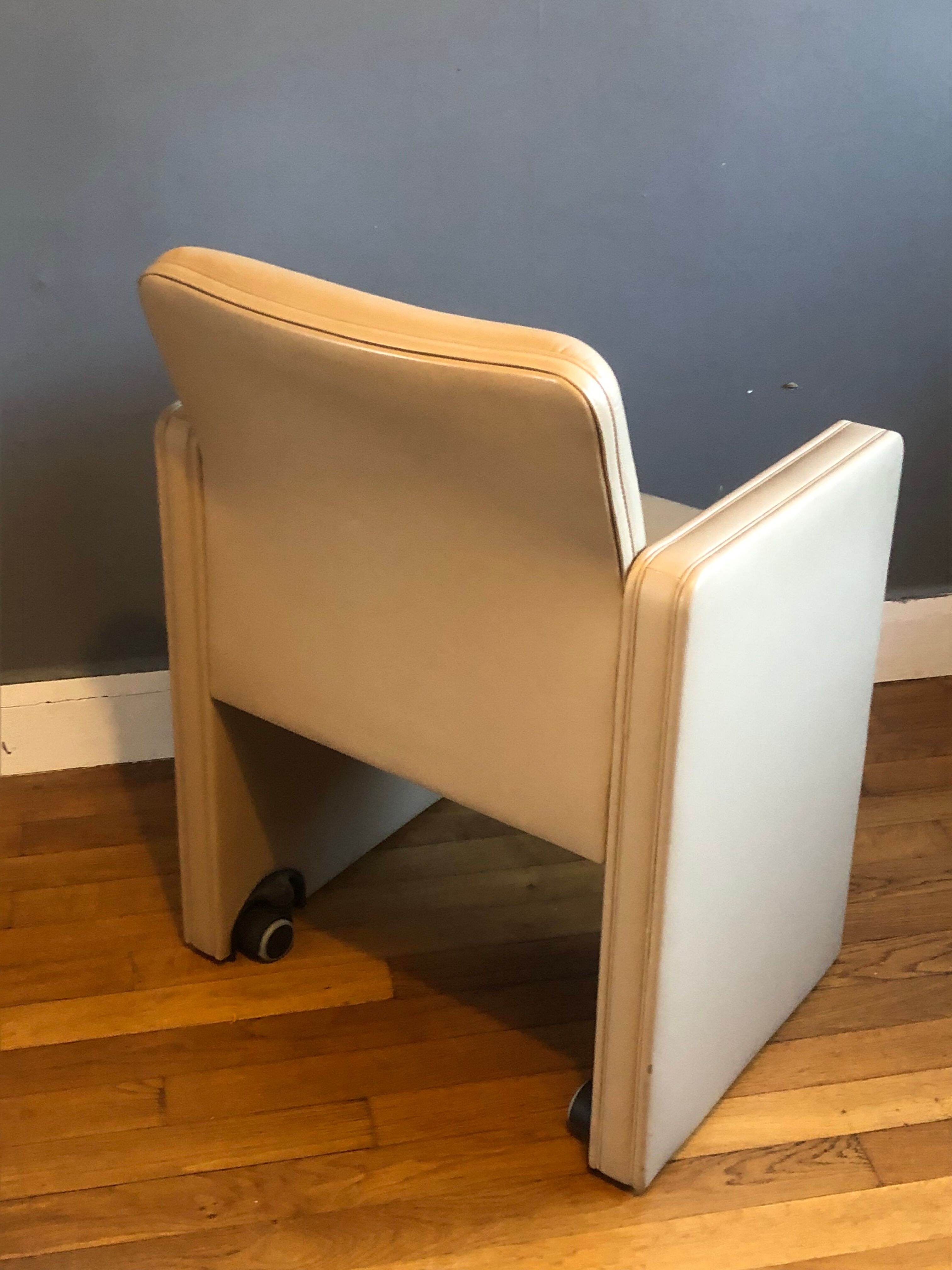 Fauteuil THF design Tito Agnoli pour Poltrona Frau