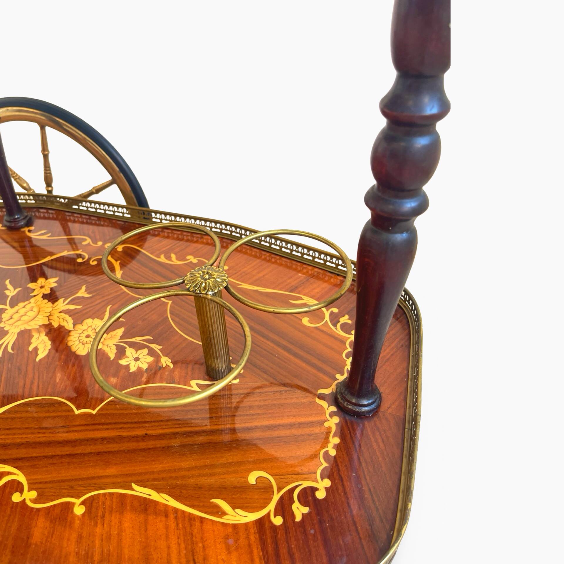 Chariot de bar en marqueterie de style Hollywood Regency italien présente des motifs floraux complexes.