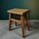 Tabouret brutaliste rustique en bois massif