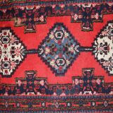 Tapis vintage fait main Hamadan en laine rouge vif (69cm x 136cm) – 1970s