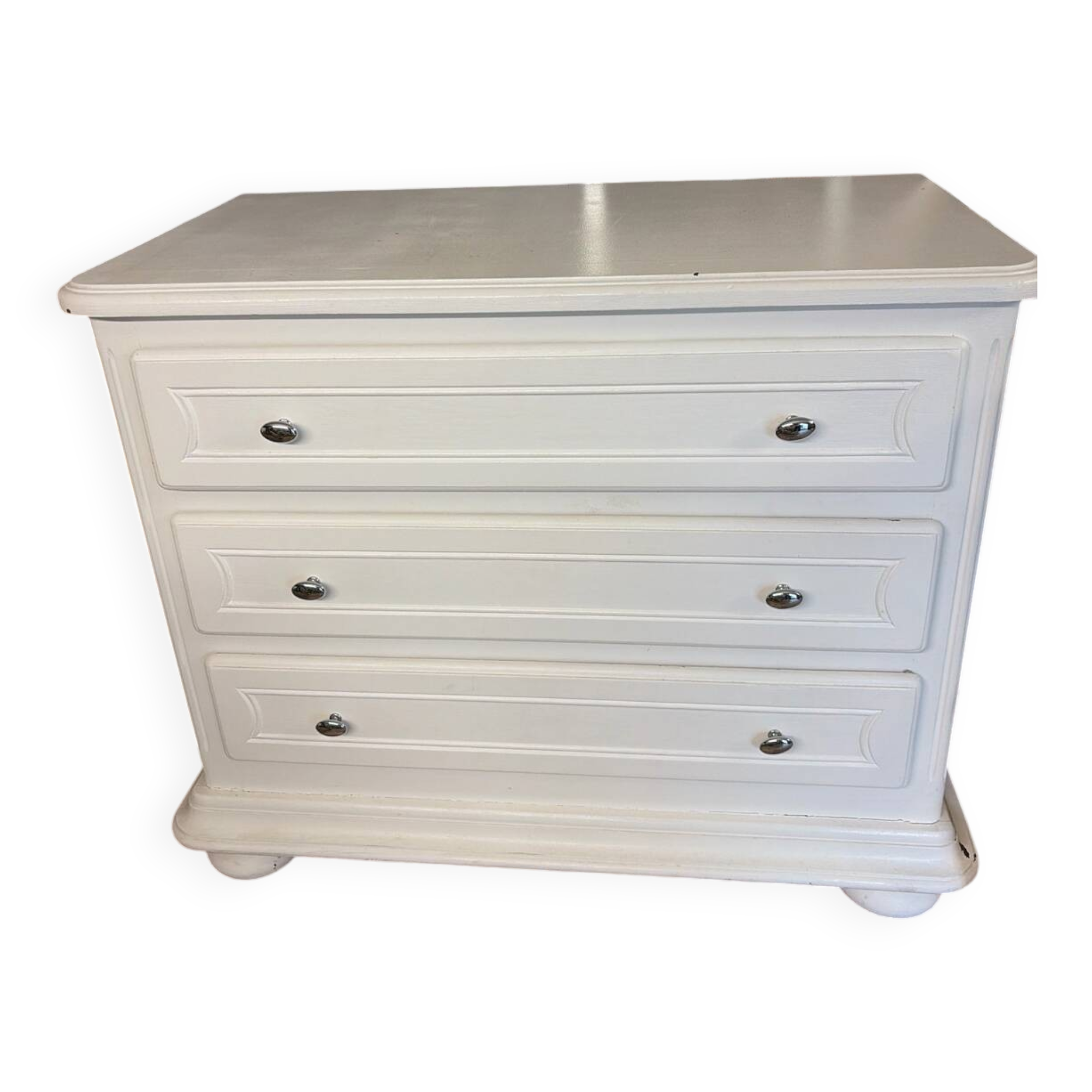 White chest of drawers