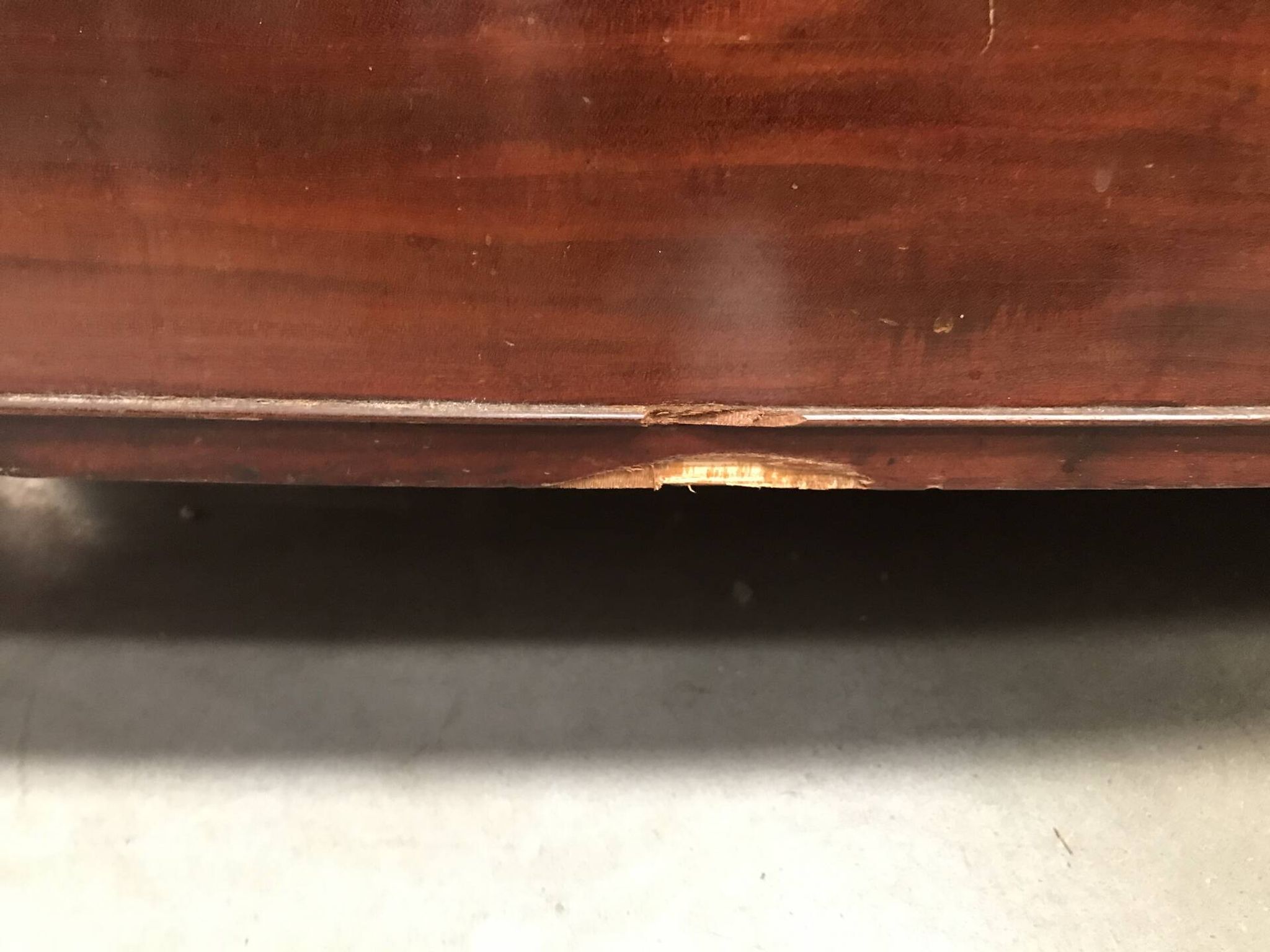 English chest from the early 18th century, mahogany veneer.