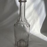 Glass decanter without cap