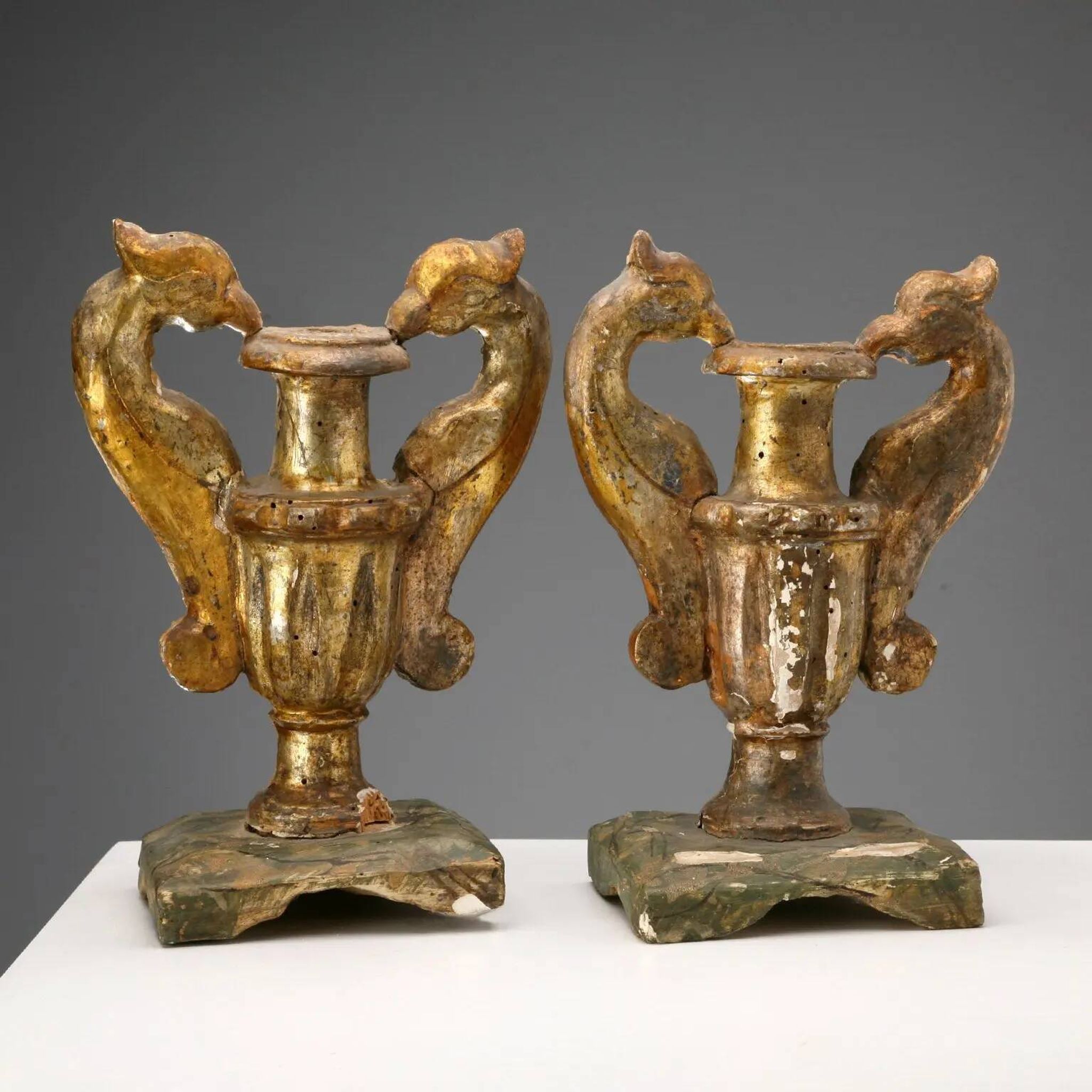 Vases anciens en bois doré et laqué, Italie, XIXe siècle