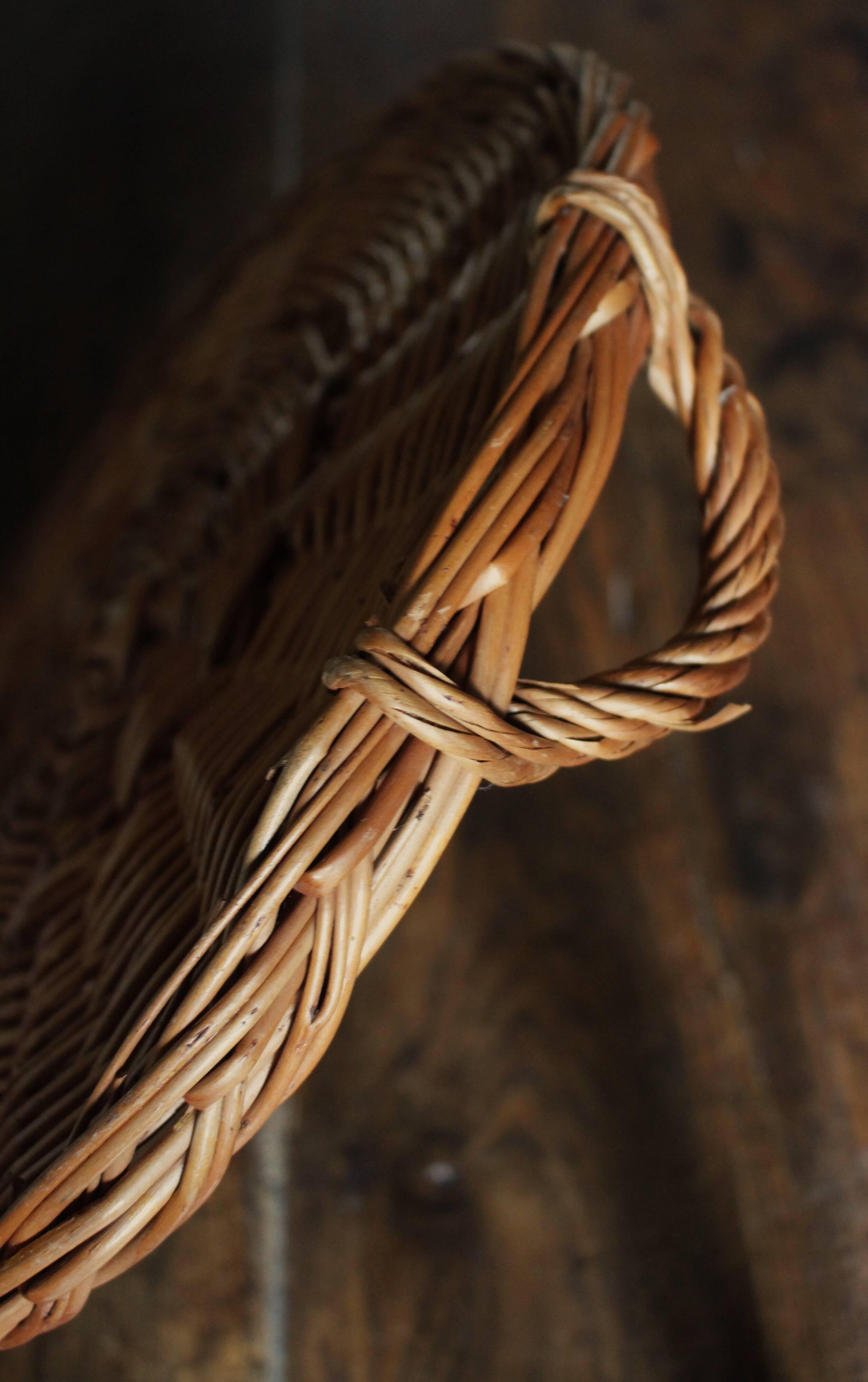 Medium round dark wicker plateau with two handles.