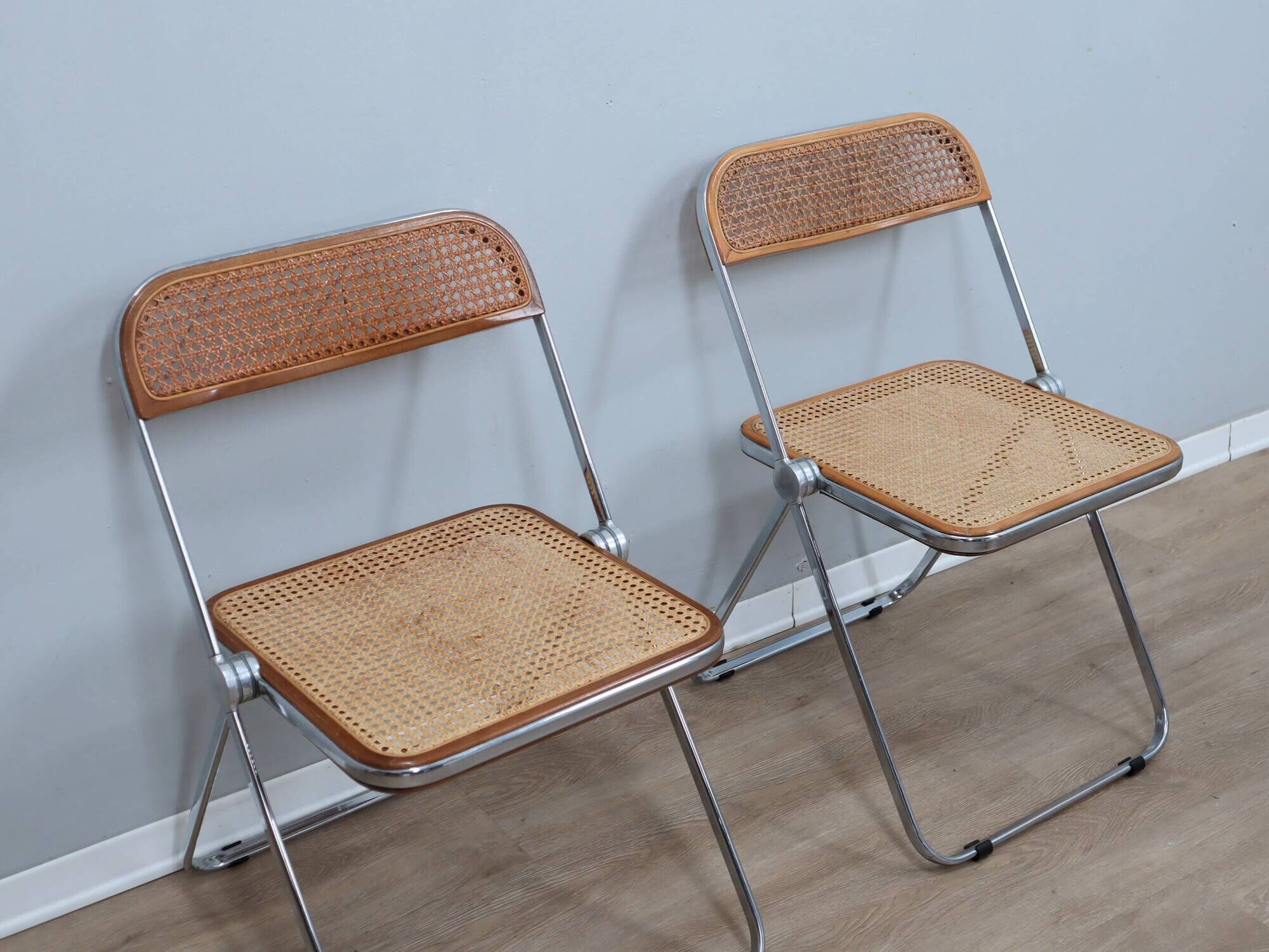 Set de 4 chaises Plia en bois et paille de Vienne par Castelli des années 1970.