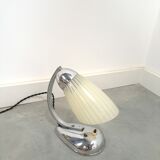 Lampe avec base chromée et abat-jour en verre lait lampe de table vintage