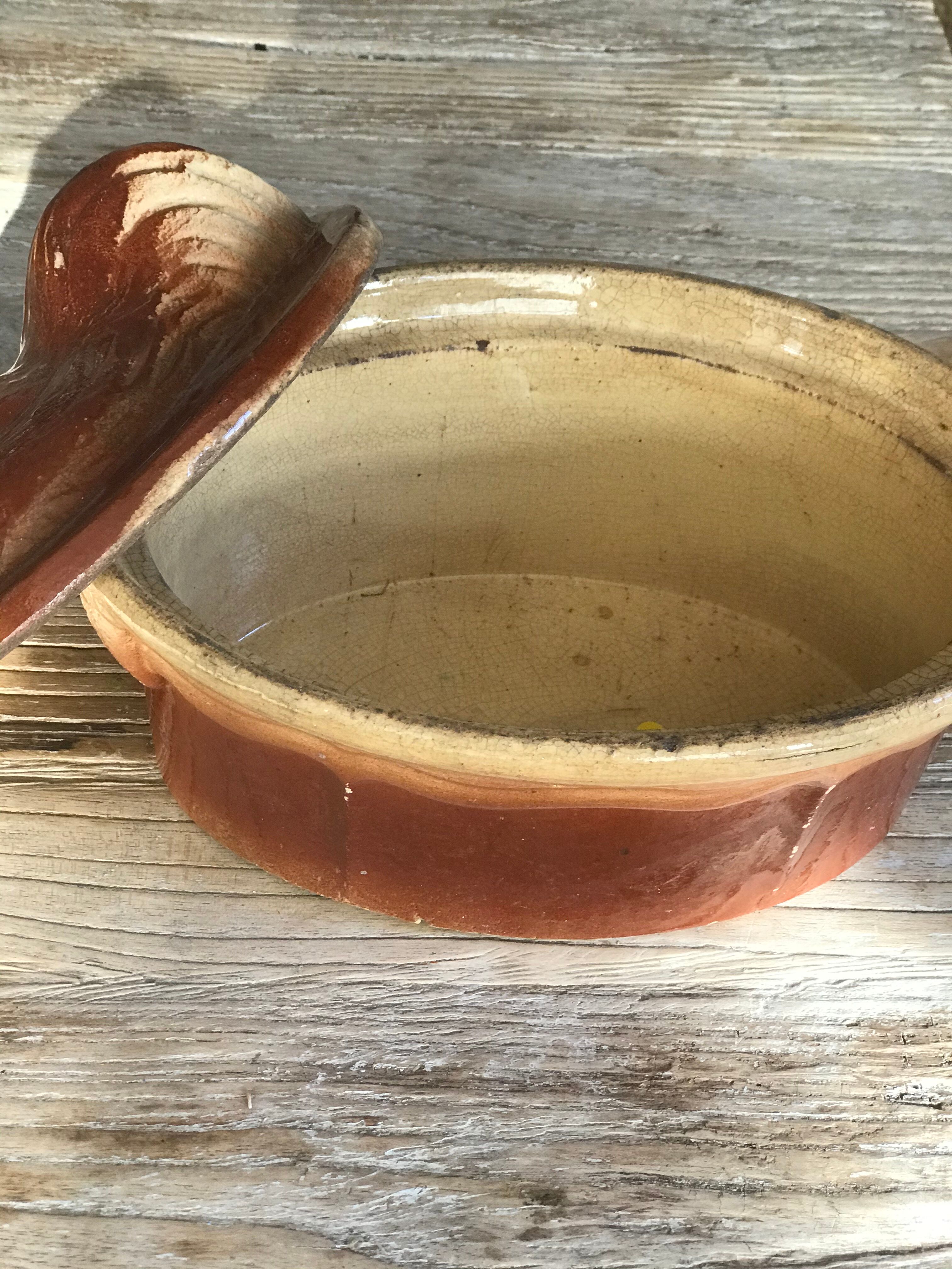 Terrine ancienne en terre cuite avec couvercle en forme de poularde