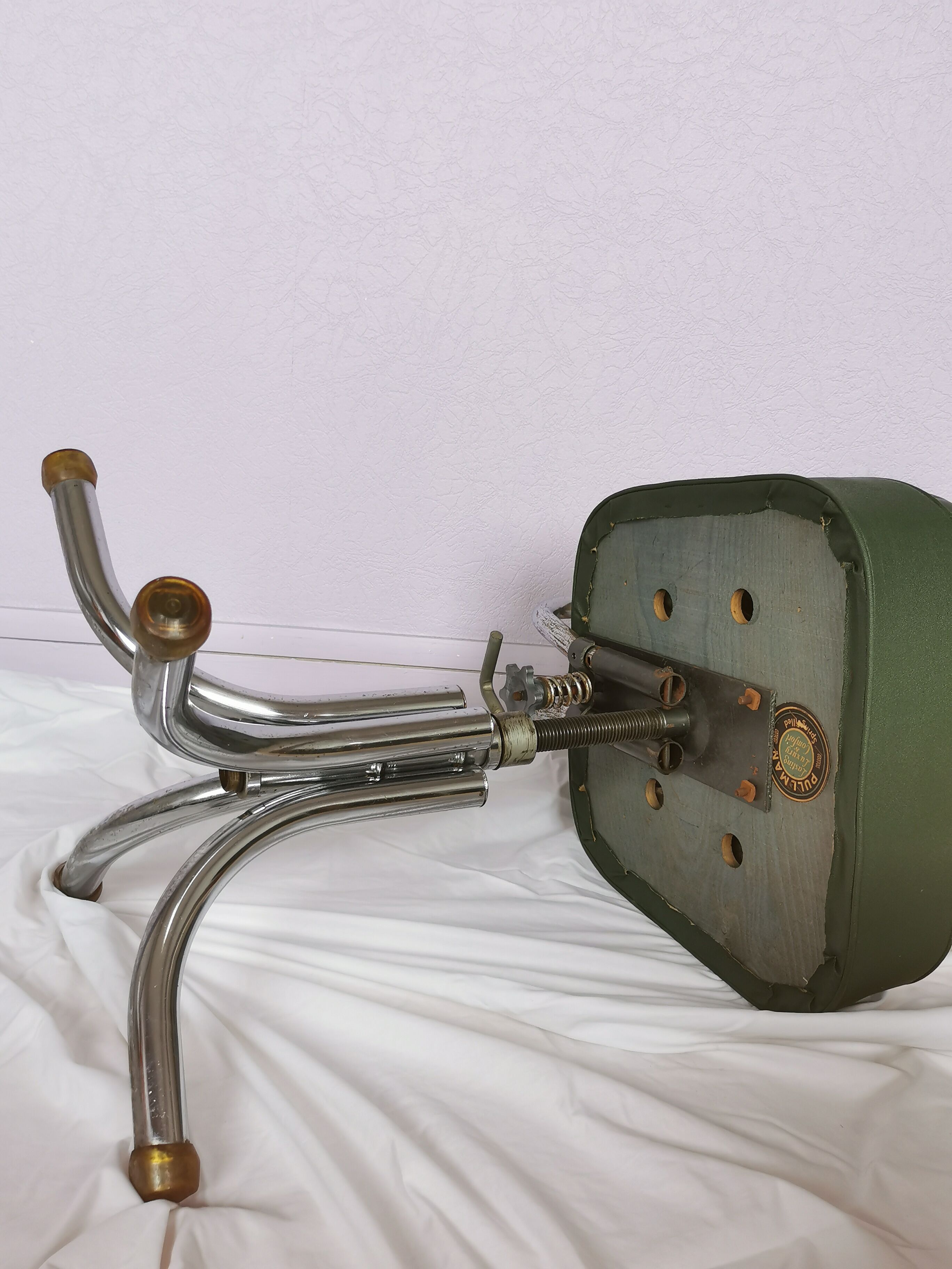 Chaise pivotante en skaï vert et acier chromé, Pullman, 1960