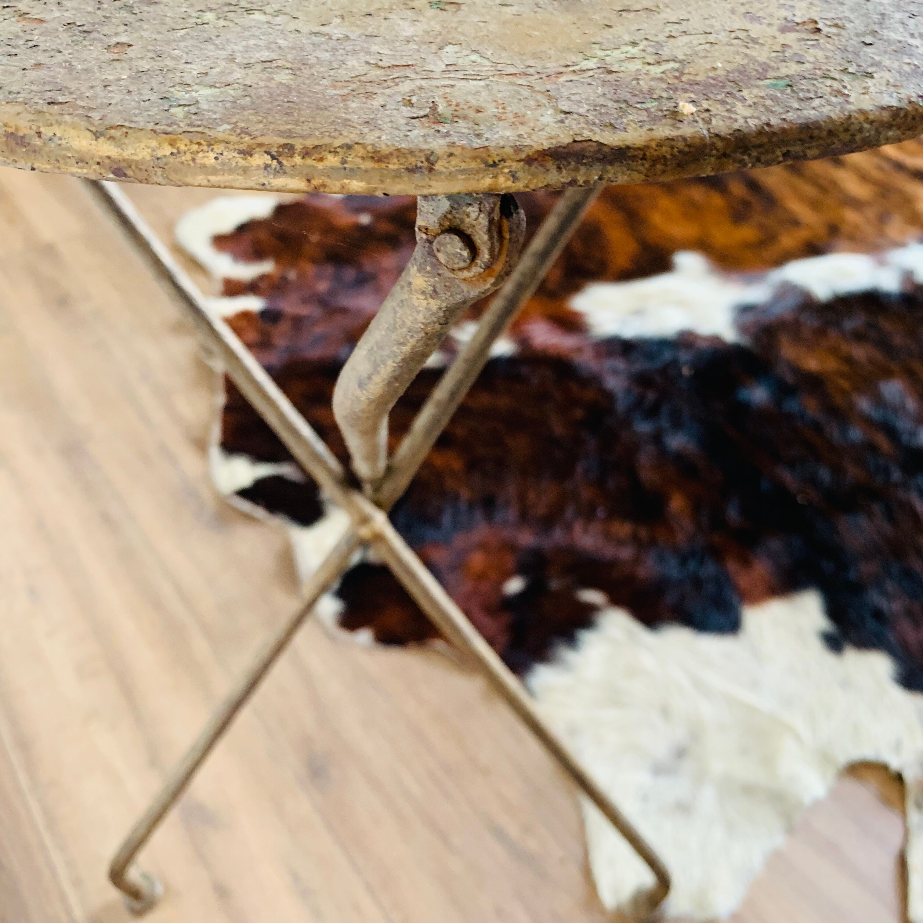 Pedestal table / small folding round table