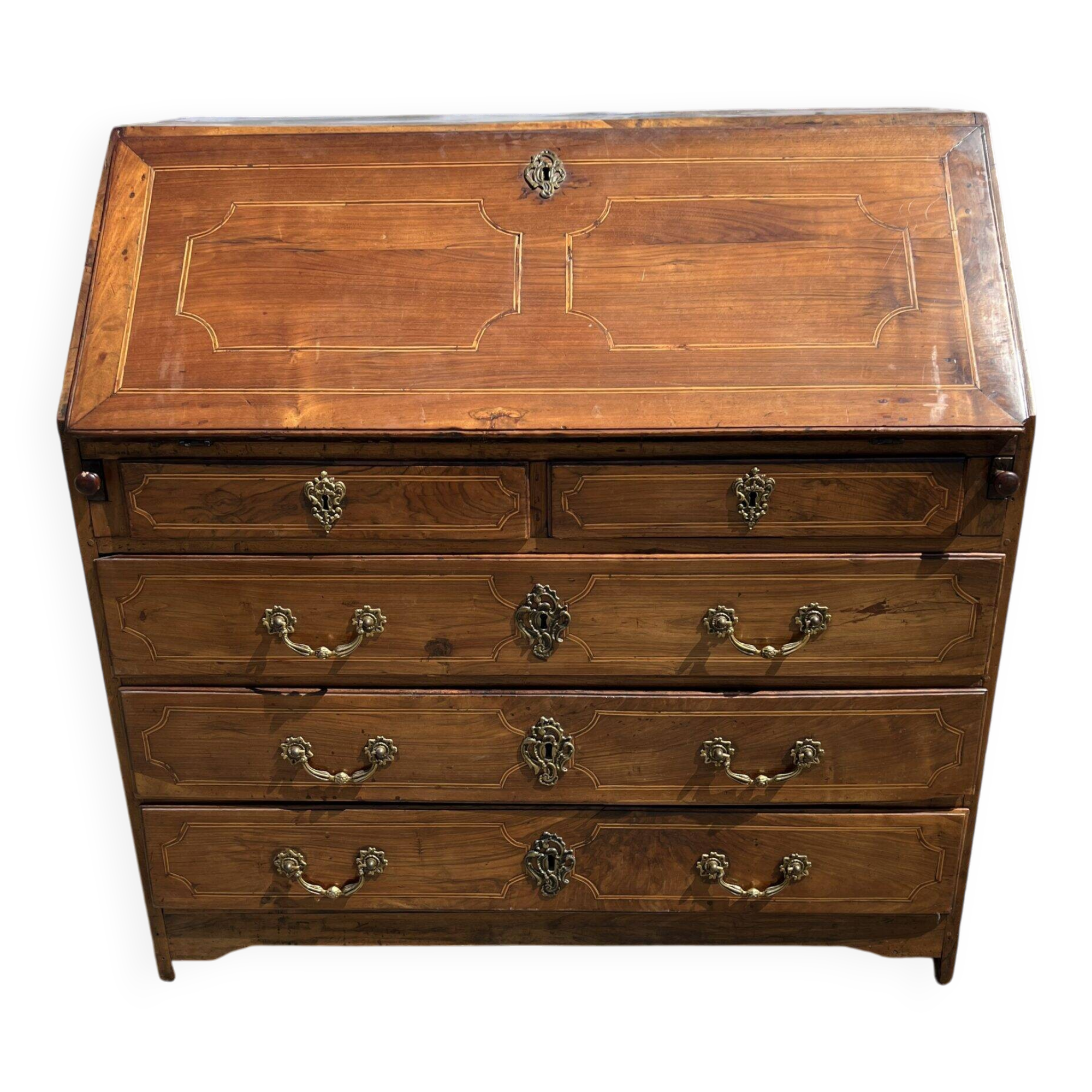 Commode scriban, chef-d’œuvre de marqueterie en merisier massif, fin XVIIIe, début XIXe siècle