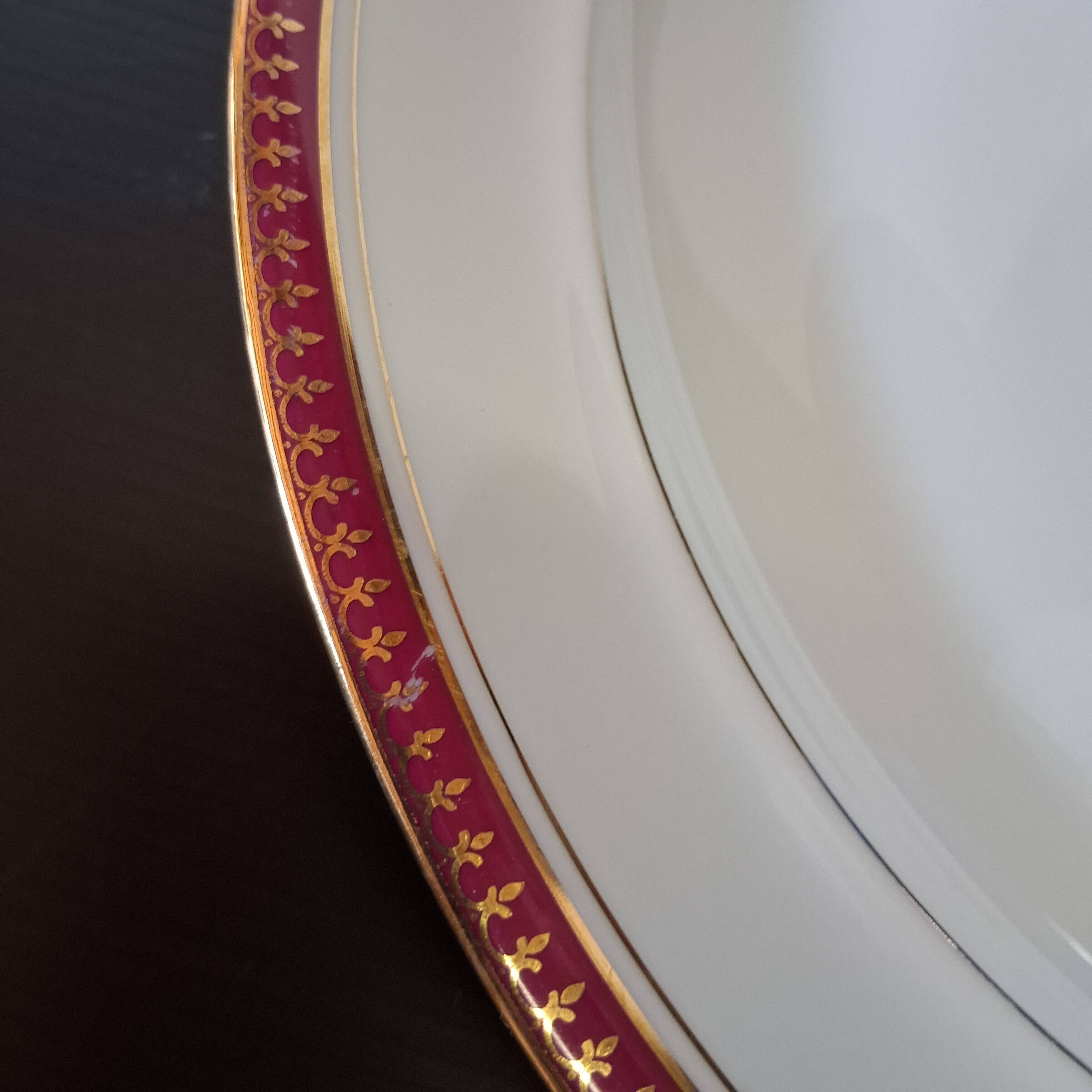 Very nice round serving dish from Chastagner & Co in good condition.