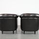 Ensemble de deux luxueux fauteuils club Chesterfield en cuir de vachette noir.