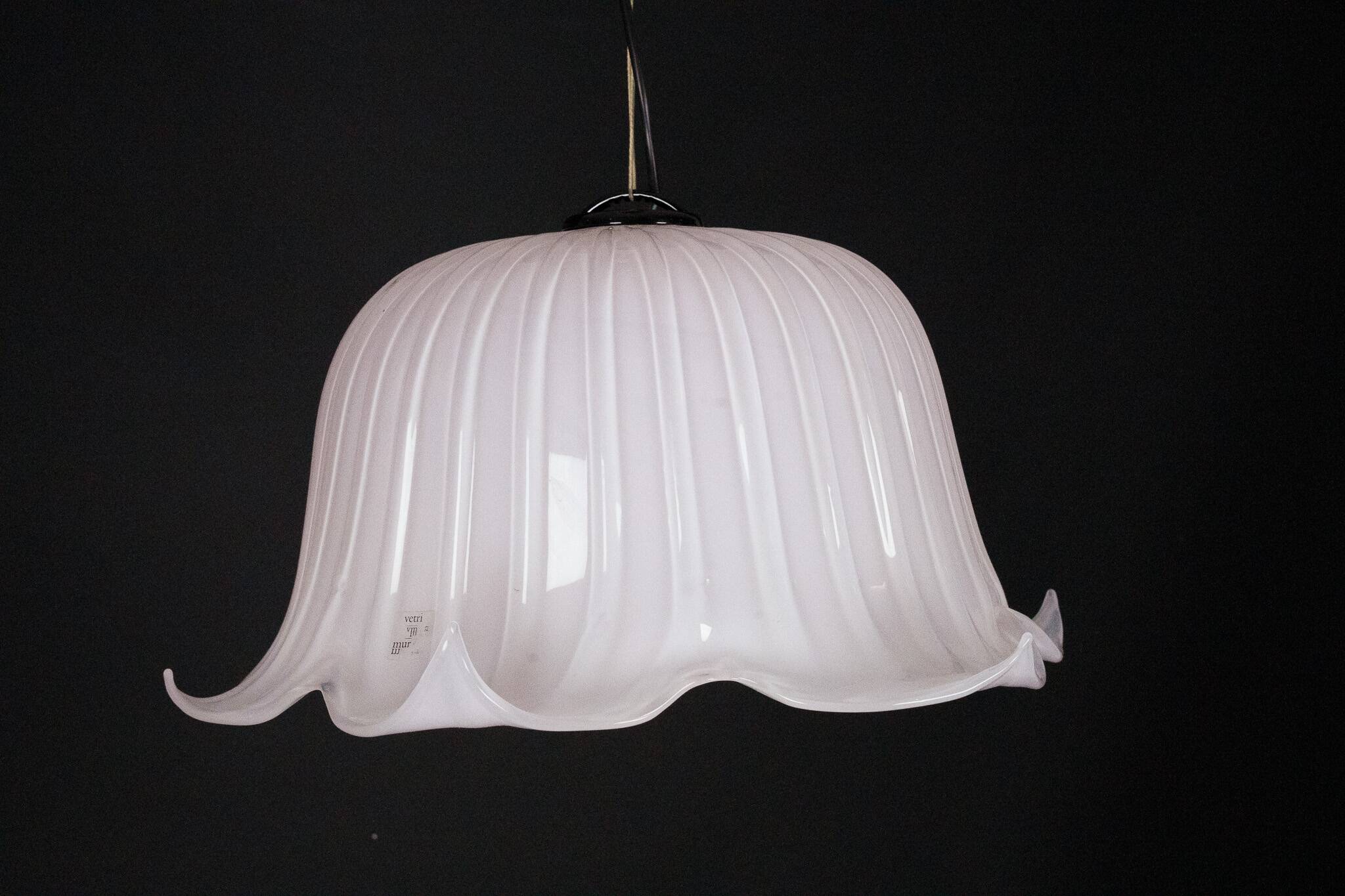 Large vintage flower-shaped chandelier in pink Murano glass, Italy 1980s.