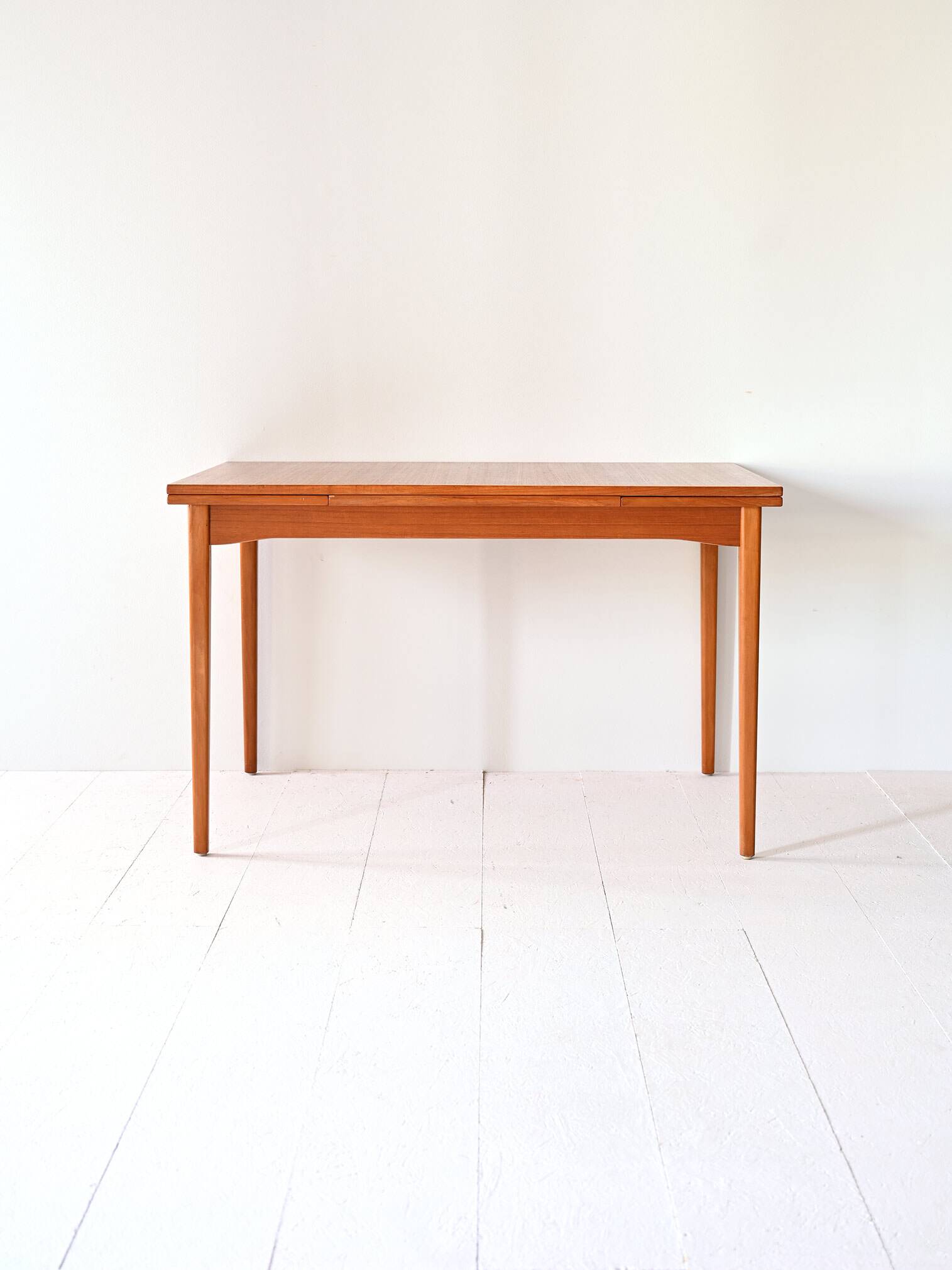 Scandinavian extending table