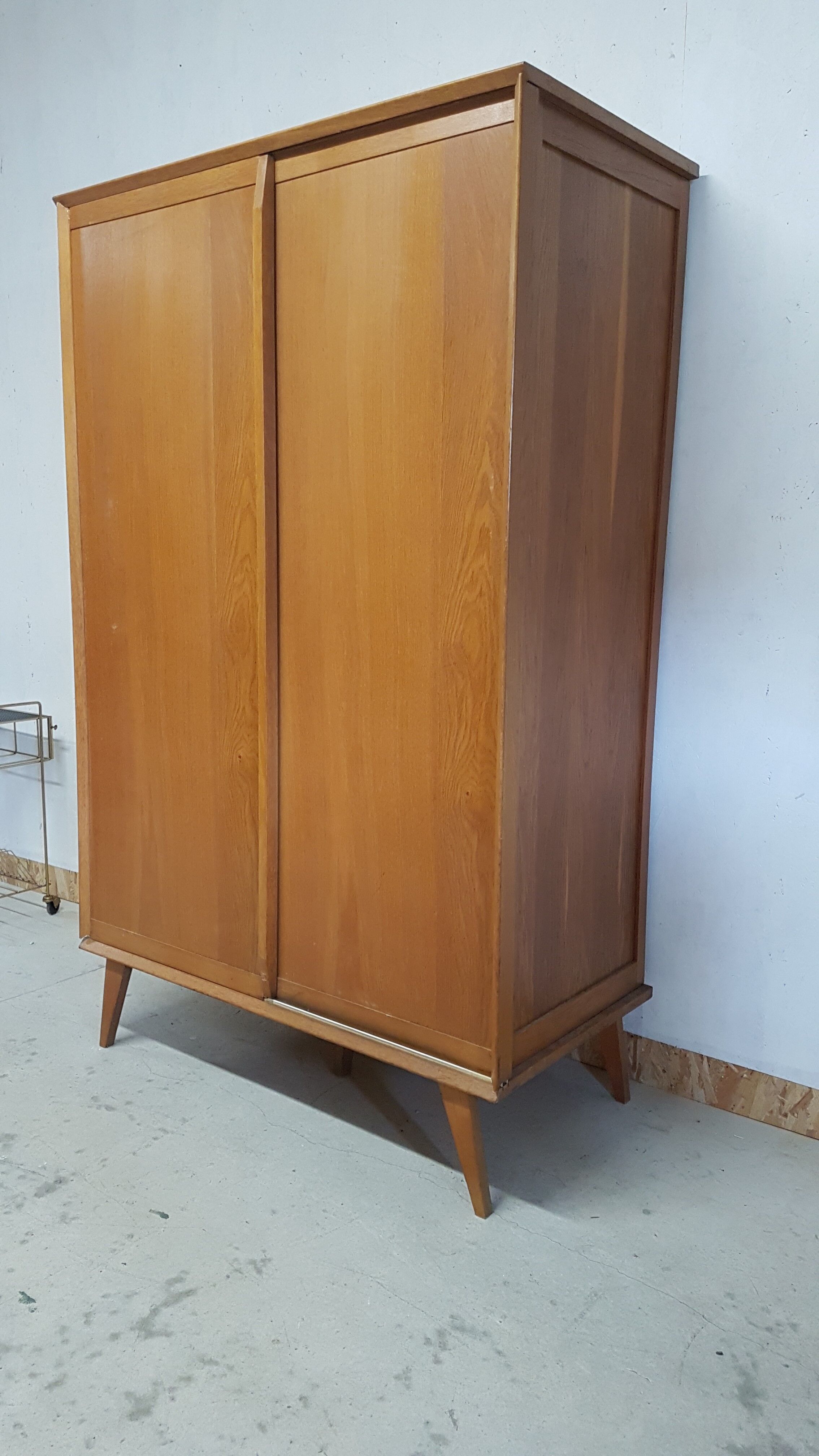 Armoire vintage en bois  pieds compas
