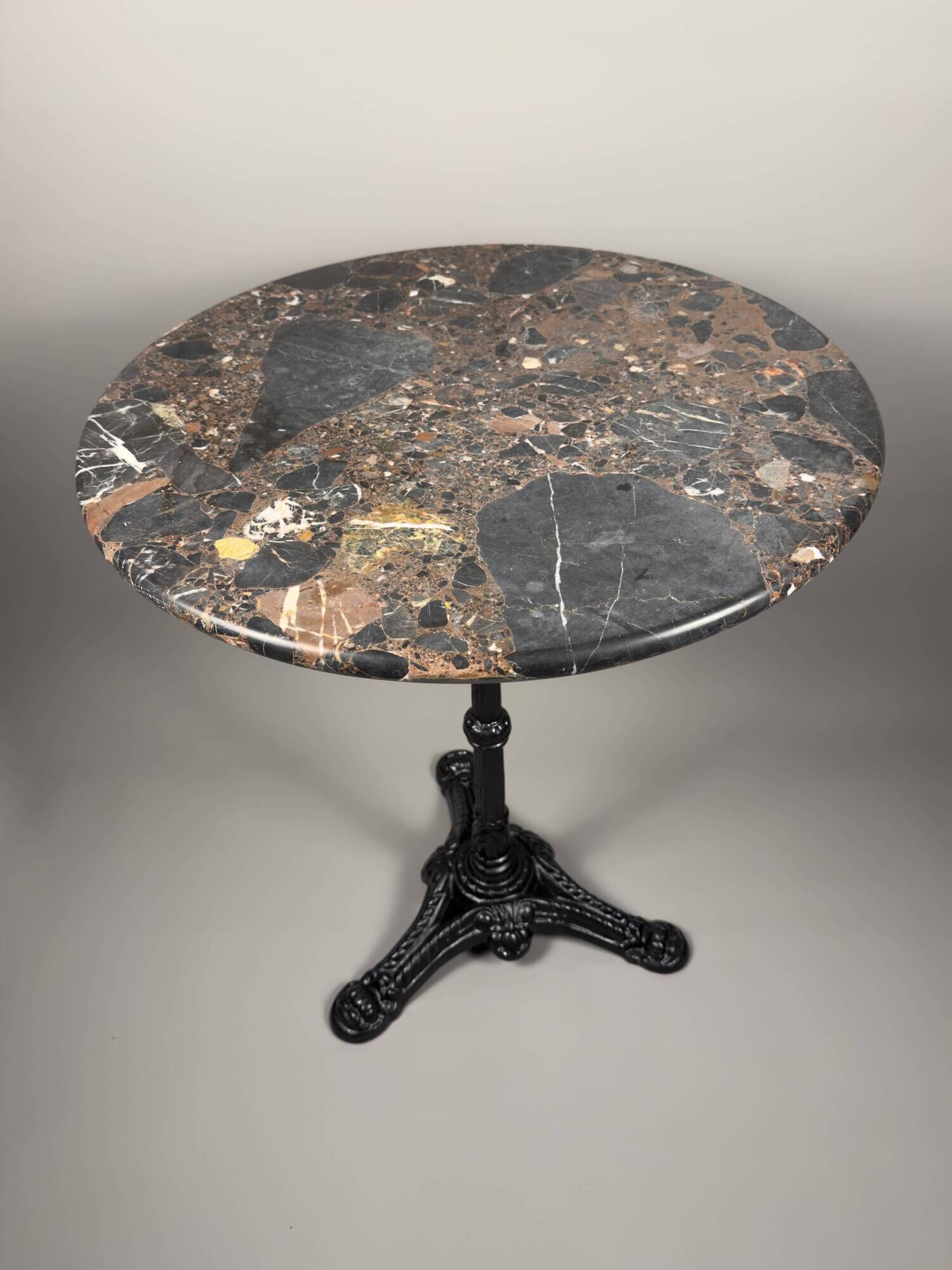 Table de bistrot français vintage avec plateau rond en marbre et base en fonte