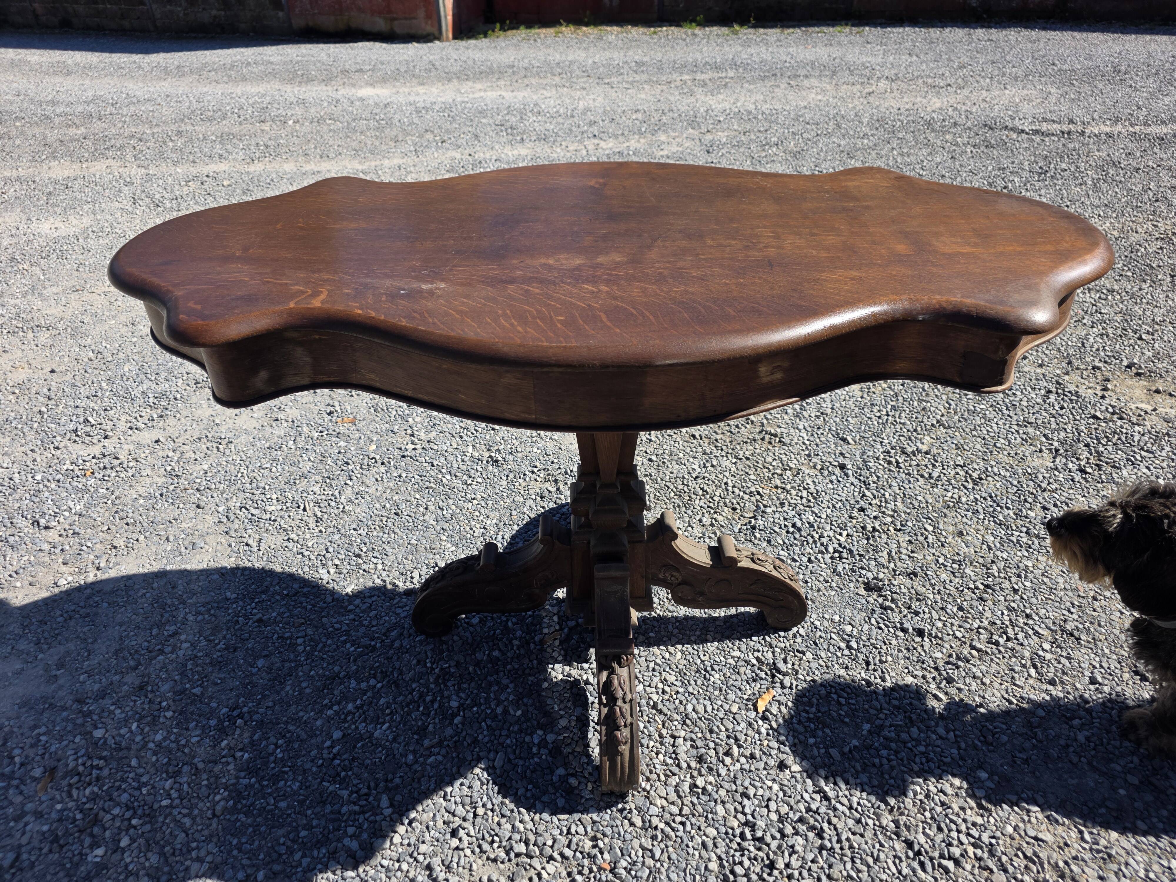 Antique round table in solid oak