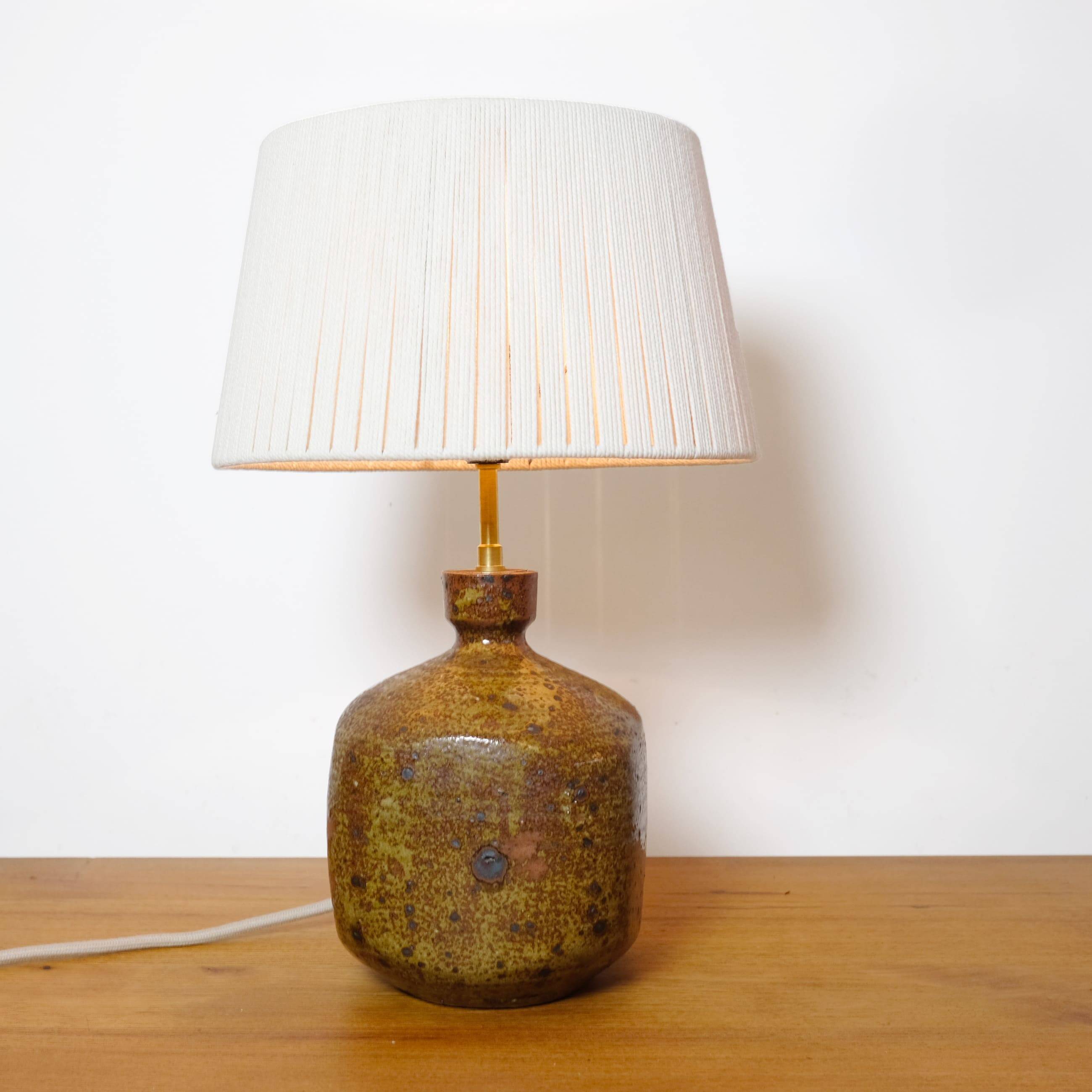 Lampe en grès quadrangulaire et son abat-jour en corde.