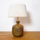 Lampe en grès quadrangulaire et son abat-jour en corde.