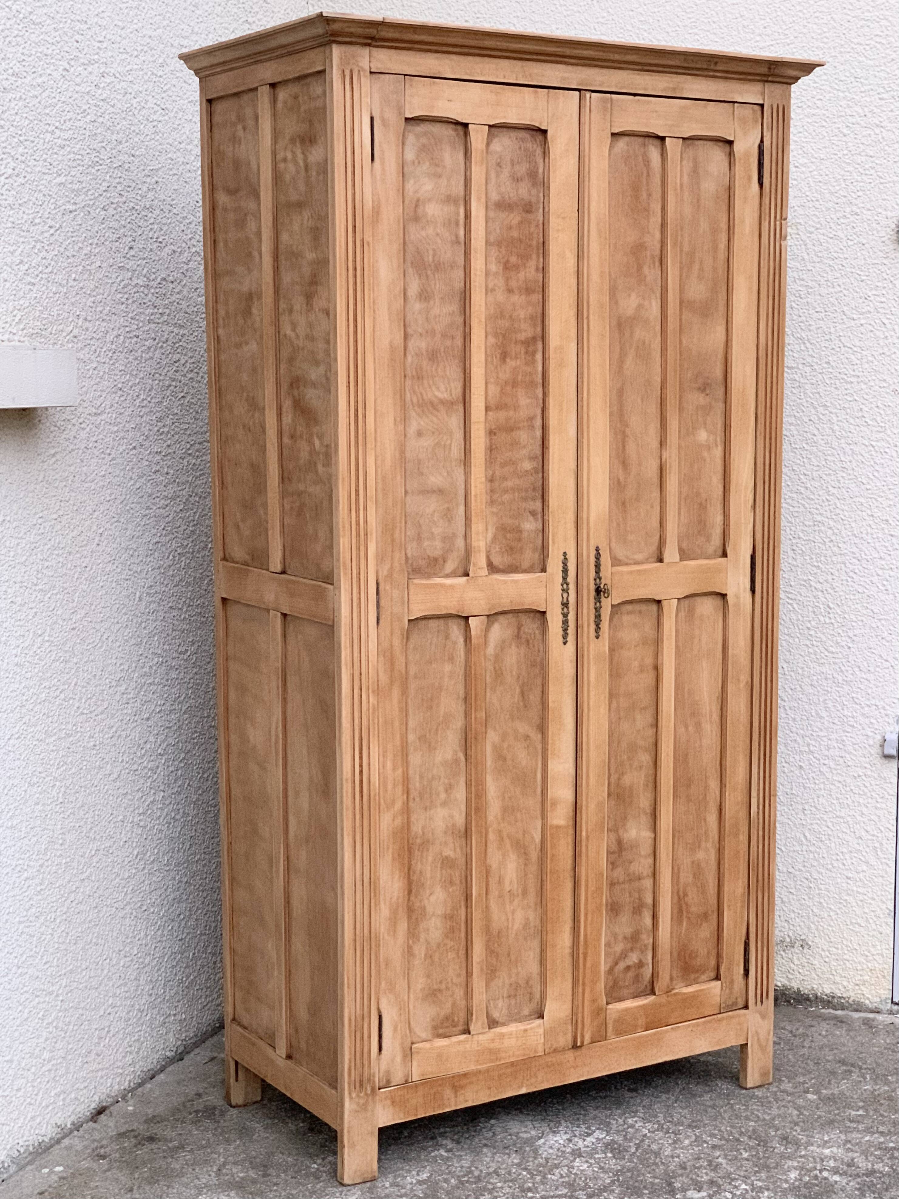 Armoire parisienne panneautée en bois brut, 1930