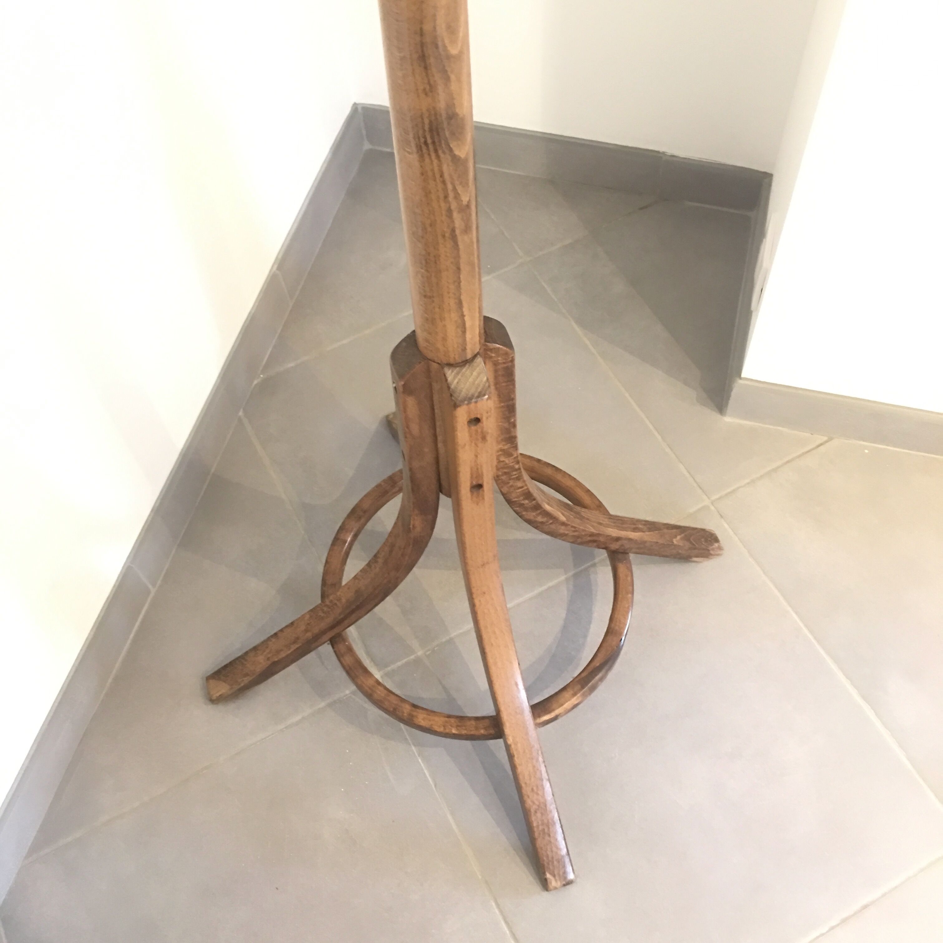 Baumann parrot coat rack