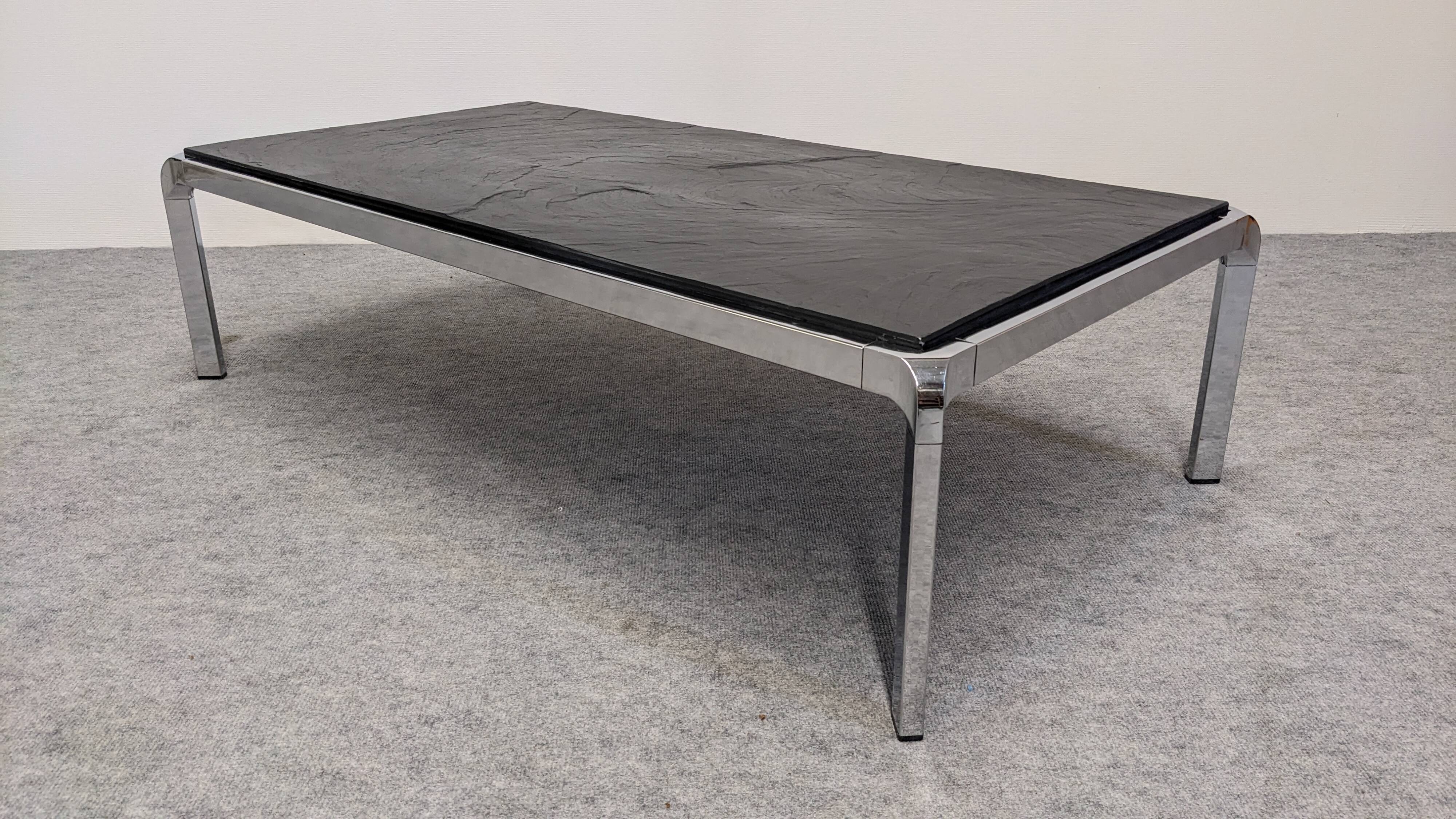 Table basse moderniste en ardoise et métal chromé, Italie vers 1970