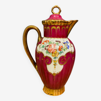Verseuse à chocolat en porcelaine, décor floral polychrome sur fond bordeaux et or de style Louis XV