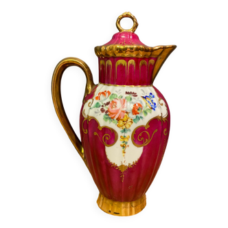 Verseuse à chocolat en porcelaine, décor floral polychrome sur fond bordeaux et or de style Louis XV