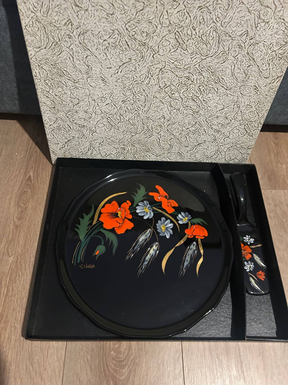 Dish with pie server