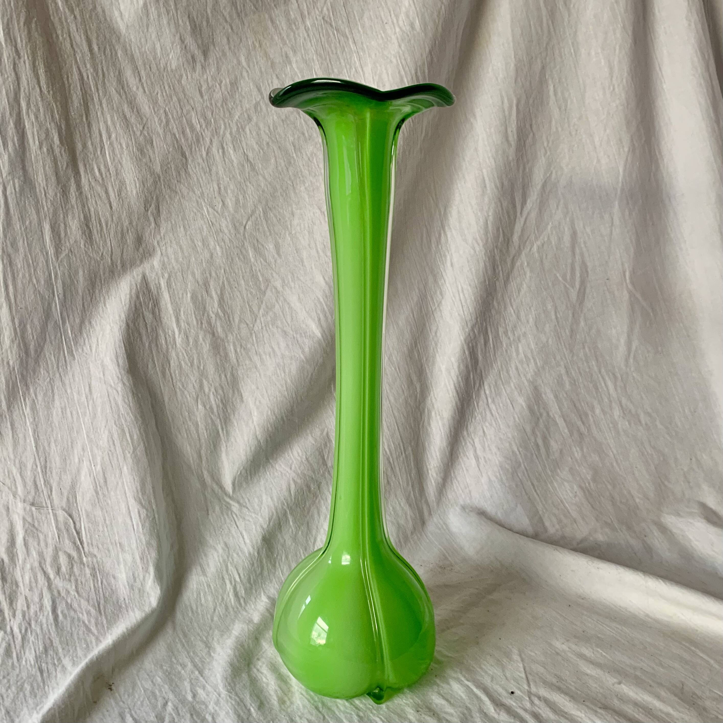 Vase soliflore vintage en verre soufflé vert - 43 cm