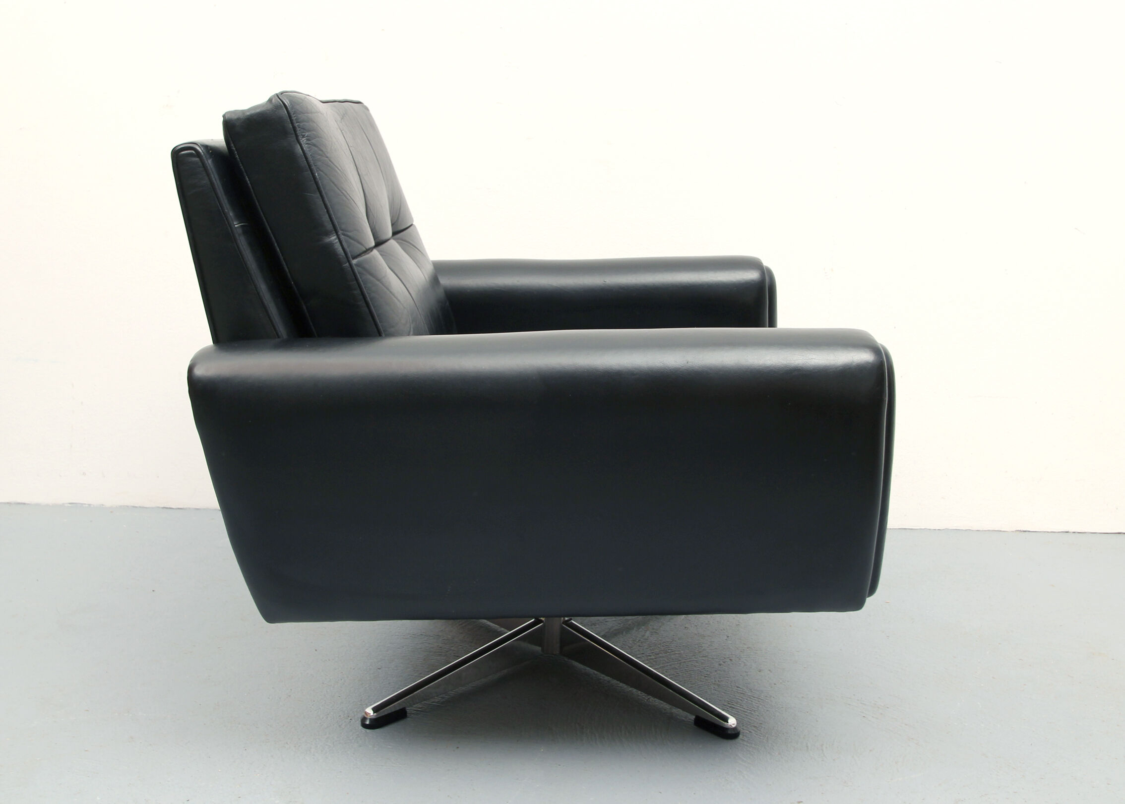 Chaise en cuir pivotant des années 1960 en noir