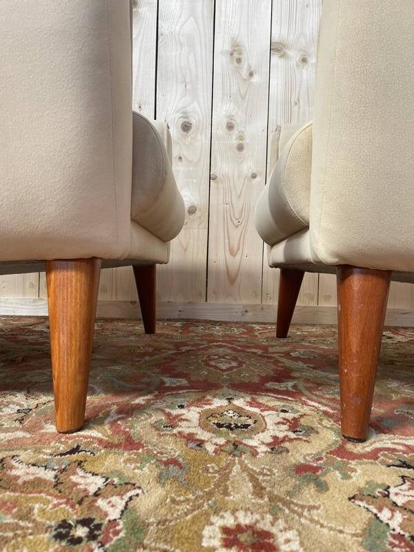 Paire de fauteuils contemporains en suédine beige