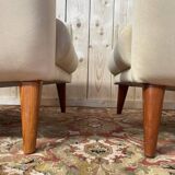 Paire de fauteuils contemporains en suédine beige