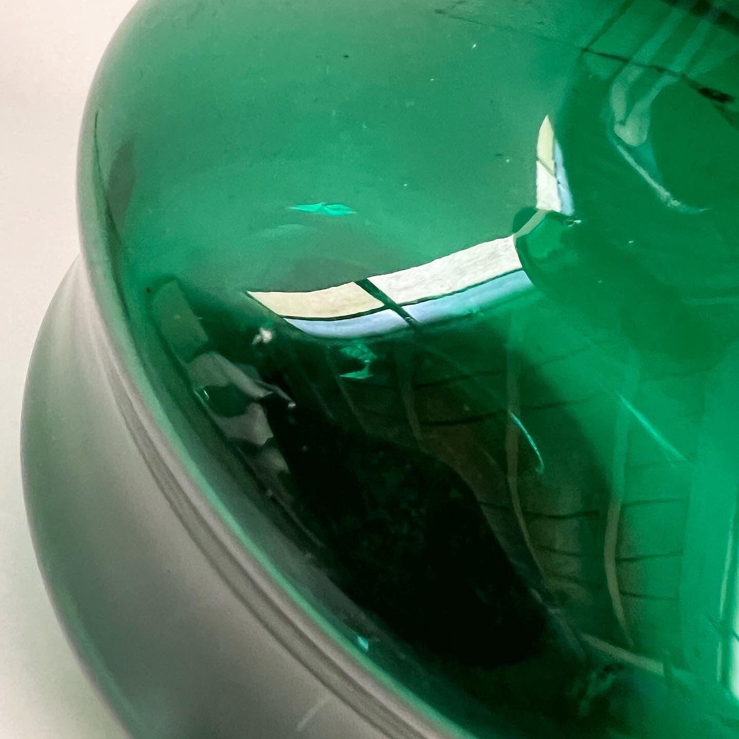 Pichet en verre soufflé vert vintage