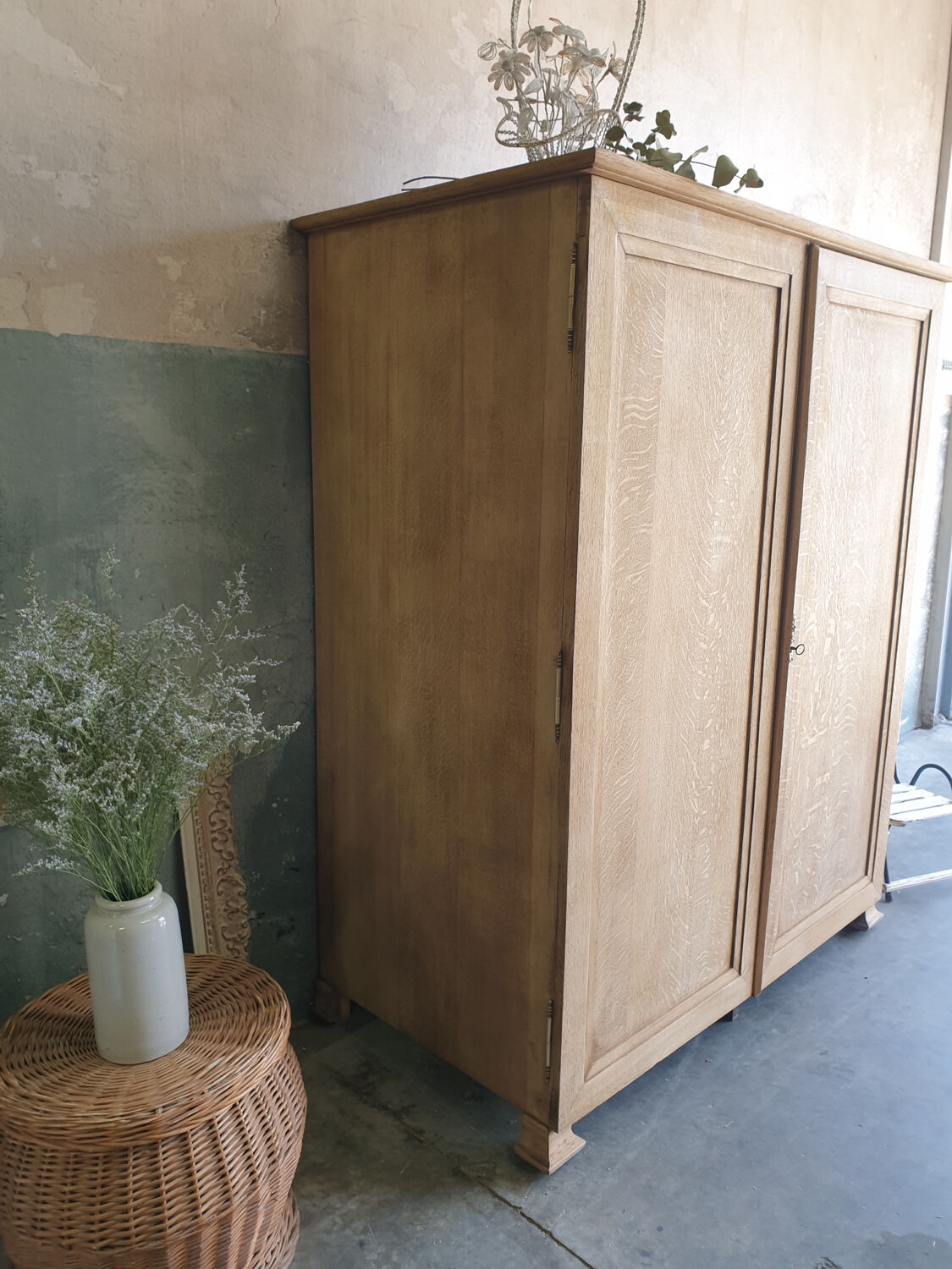 Cabinet from the 30s