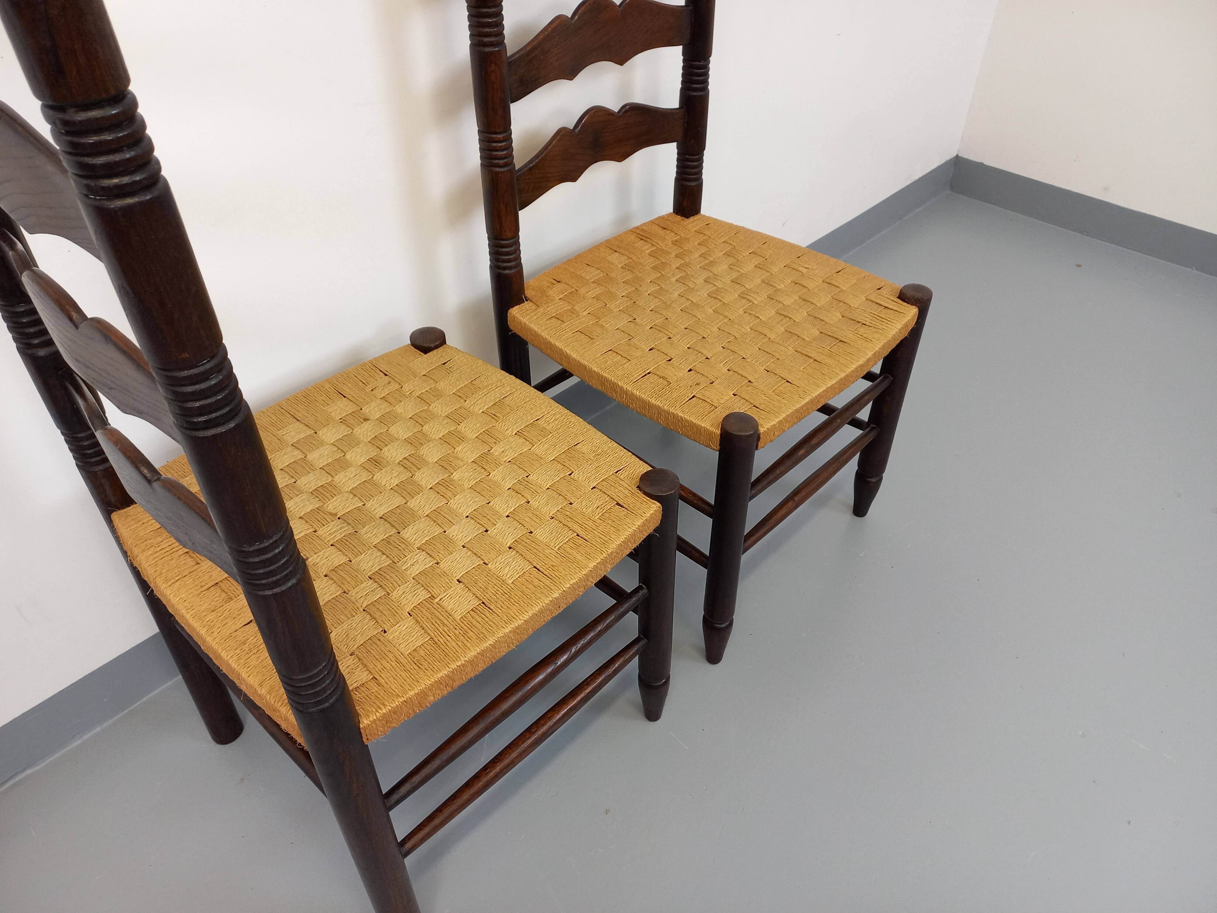 Pair of vintage Arts & Crafts chairs in the style of Antonio Calligaris in oak wood and rope from the 1970s.