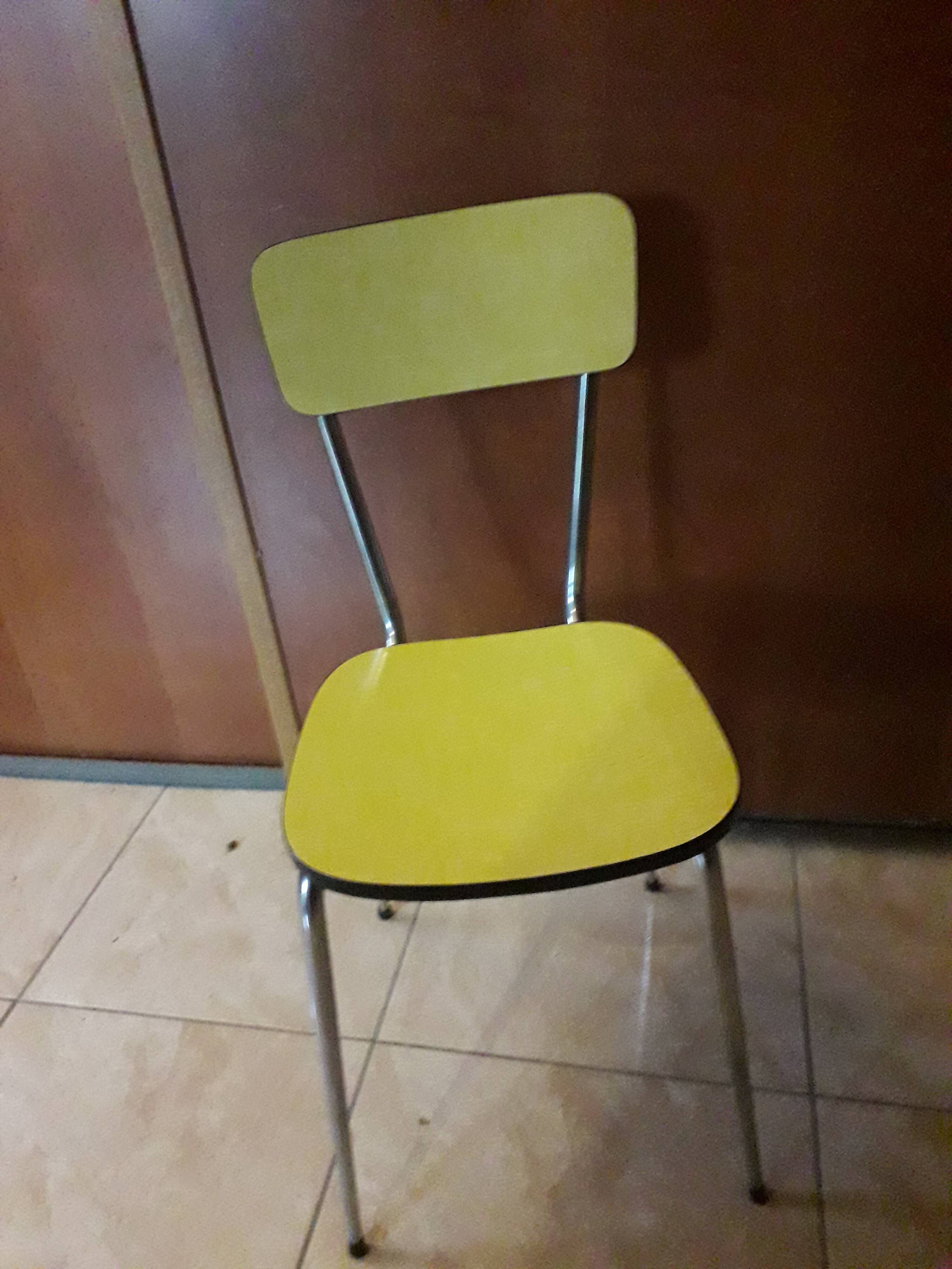 Paire de chaises en formica jaune  vintage
