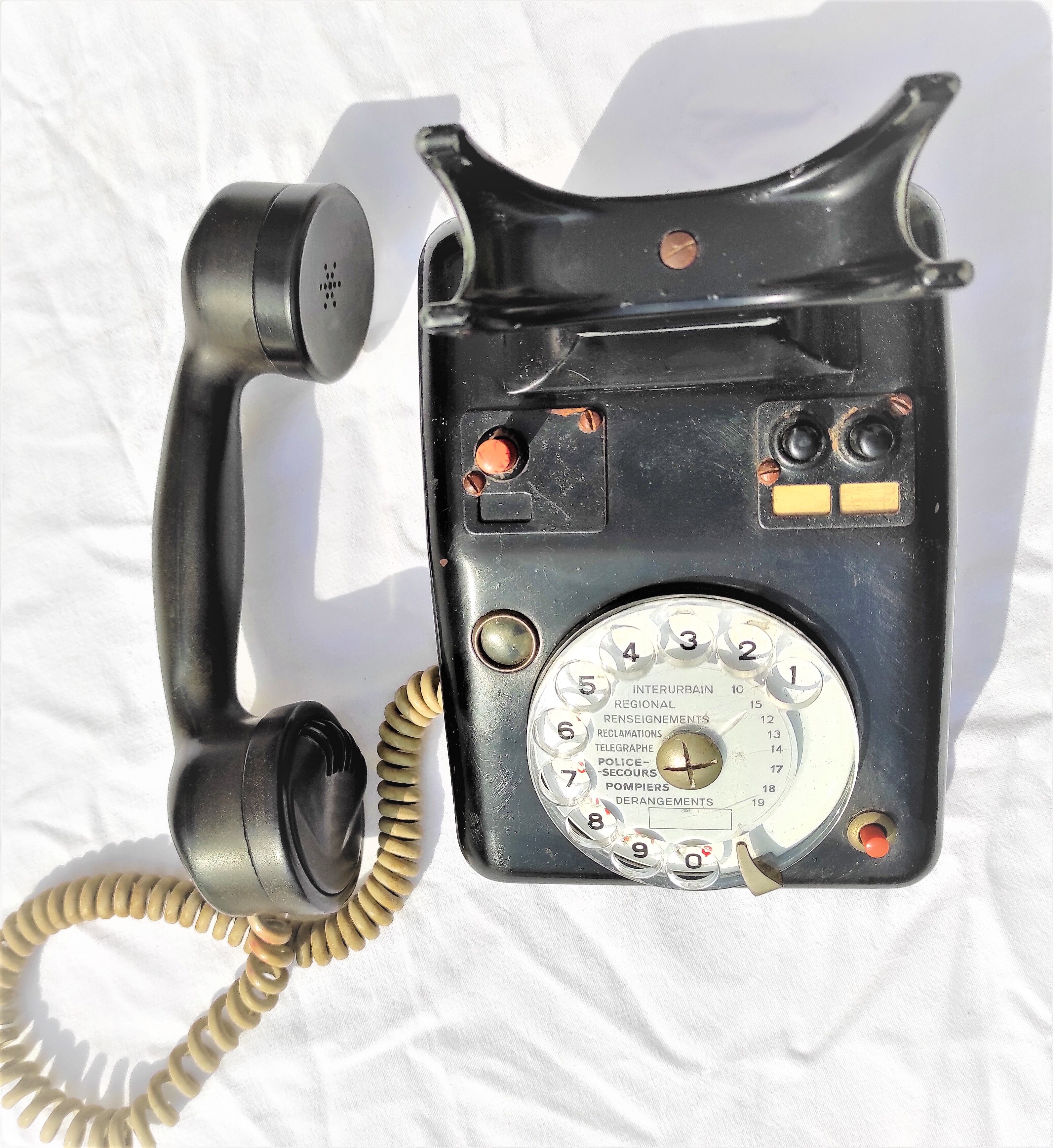 Telephone in black bakelite dial with call system
