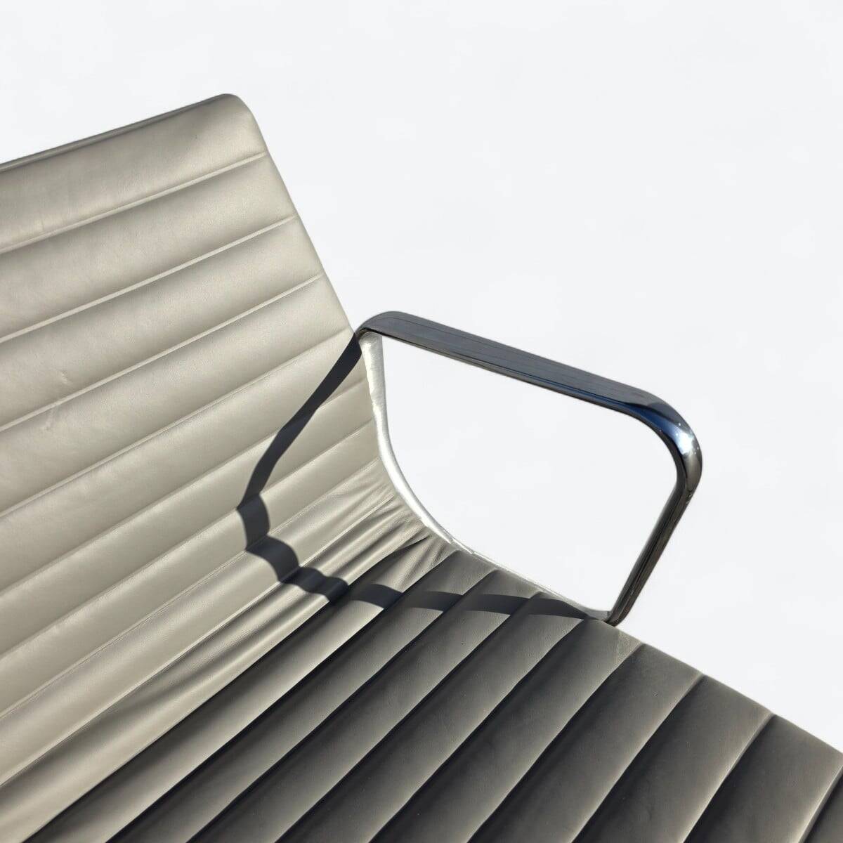 Light Grey Herman Miller Original Eames EA335 Desk Aluminium Chair